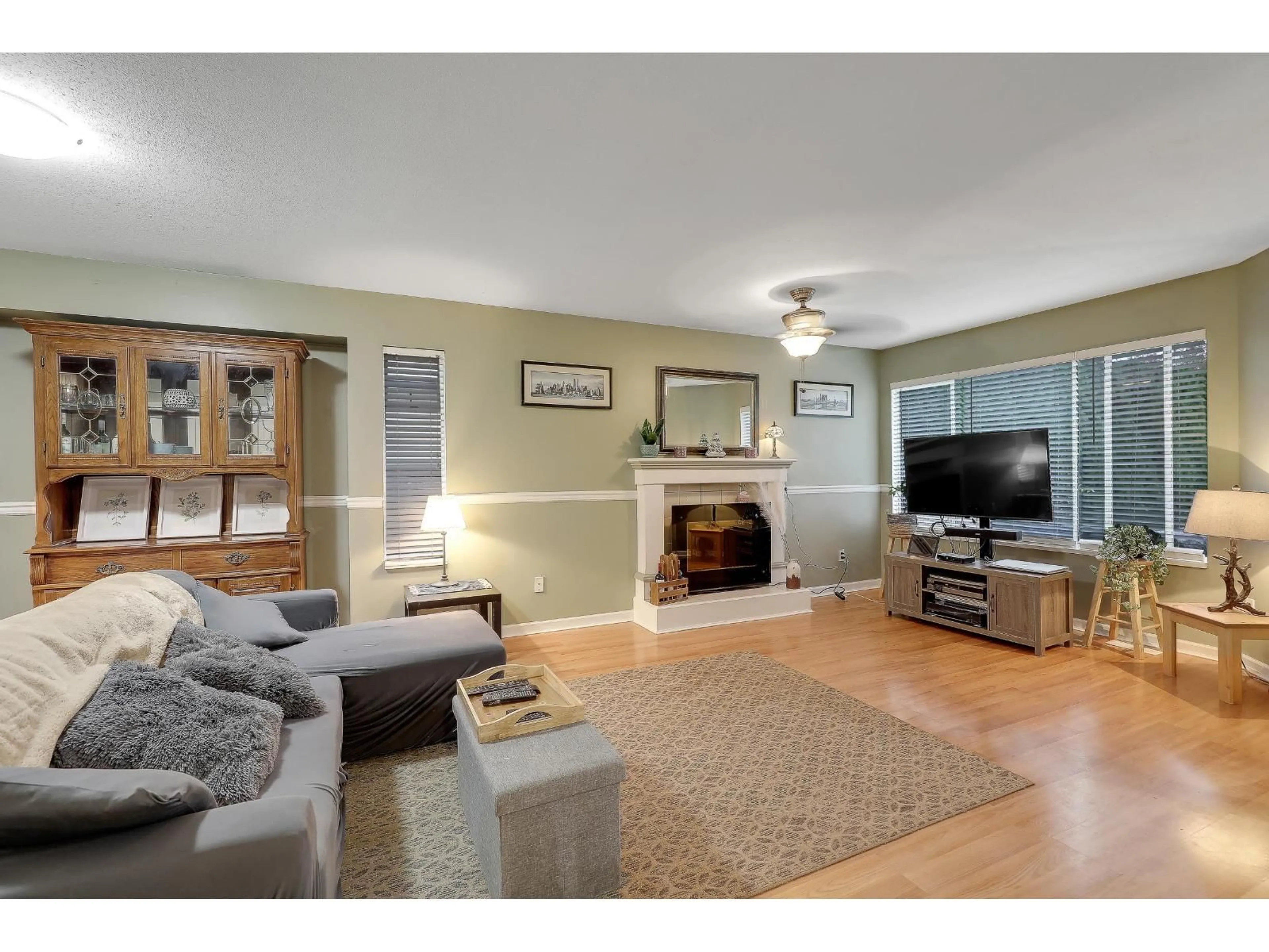 Living room with furniture, unknown for 9667 151B, Surrey British Columbia V3R9W7