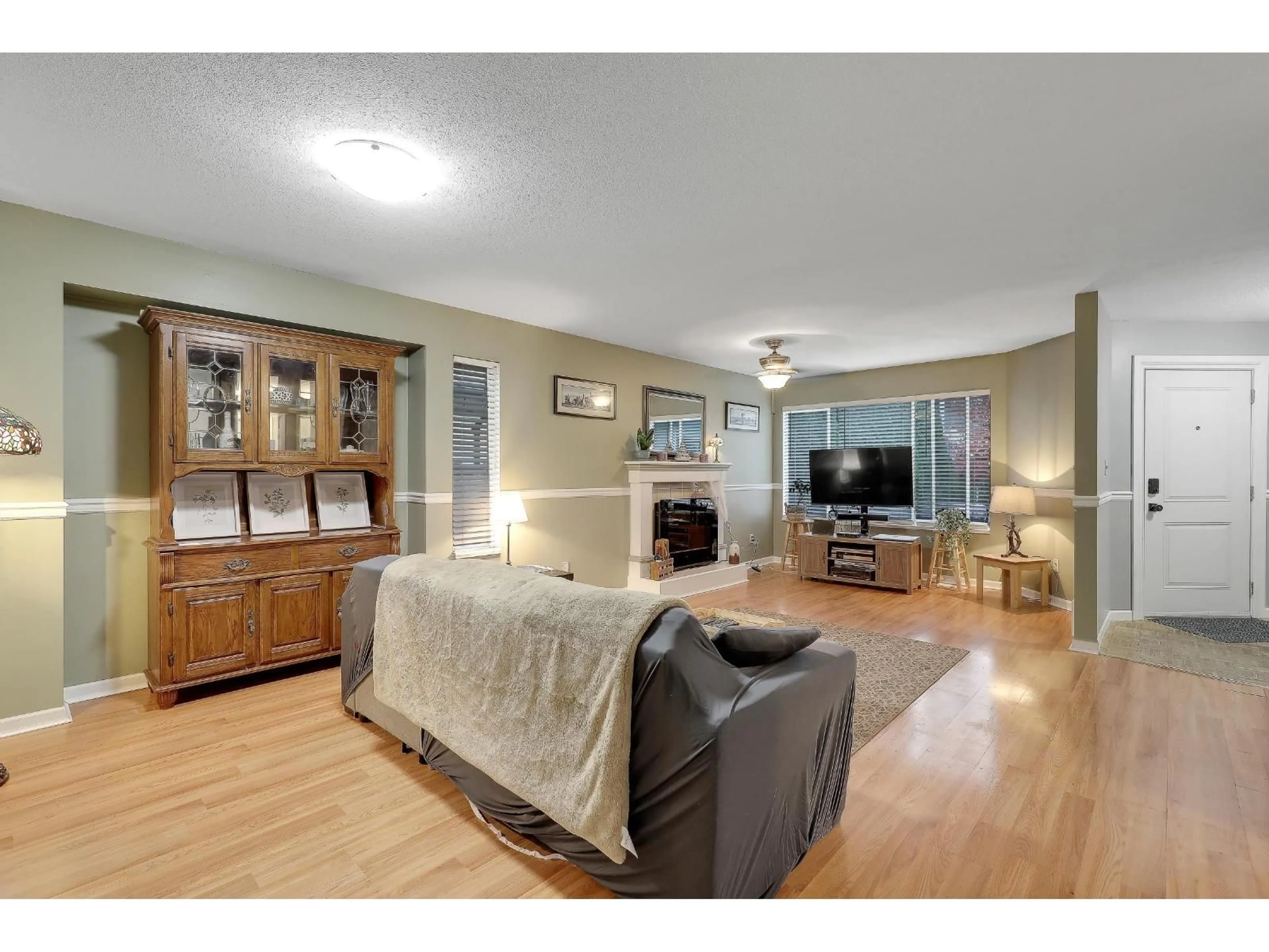 Living room with furniture, unknown for 9667 151B, Surrey British Columbia V3R9W7