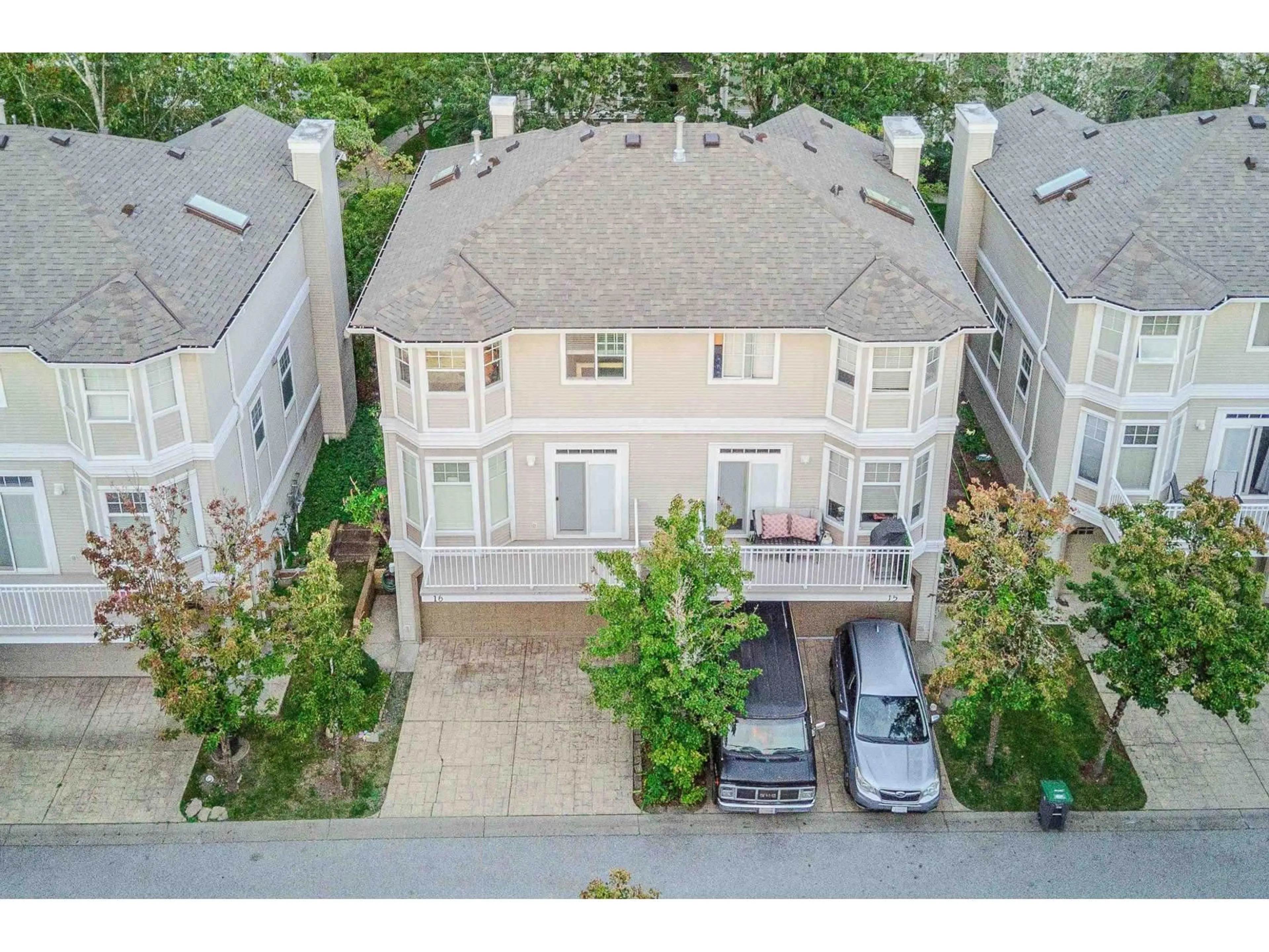 A pic from outside/outdoor area/front of a property/back of a property/a pic from drone, street for 16 - 6518 121, Surrey British Columbia V3W1C4