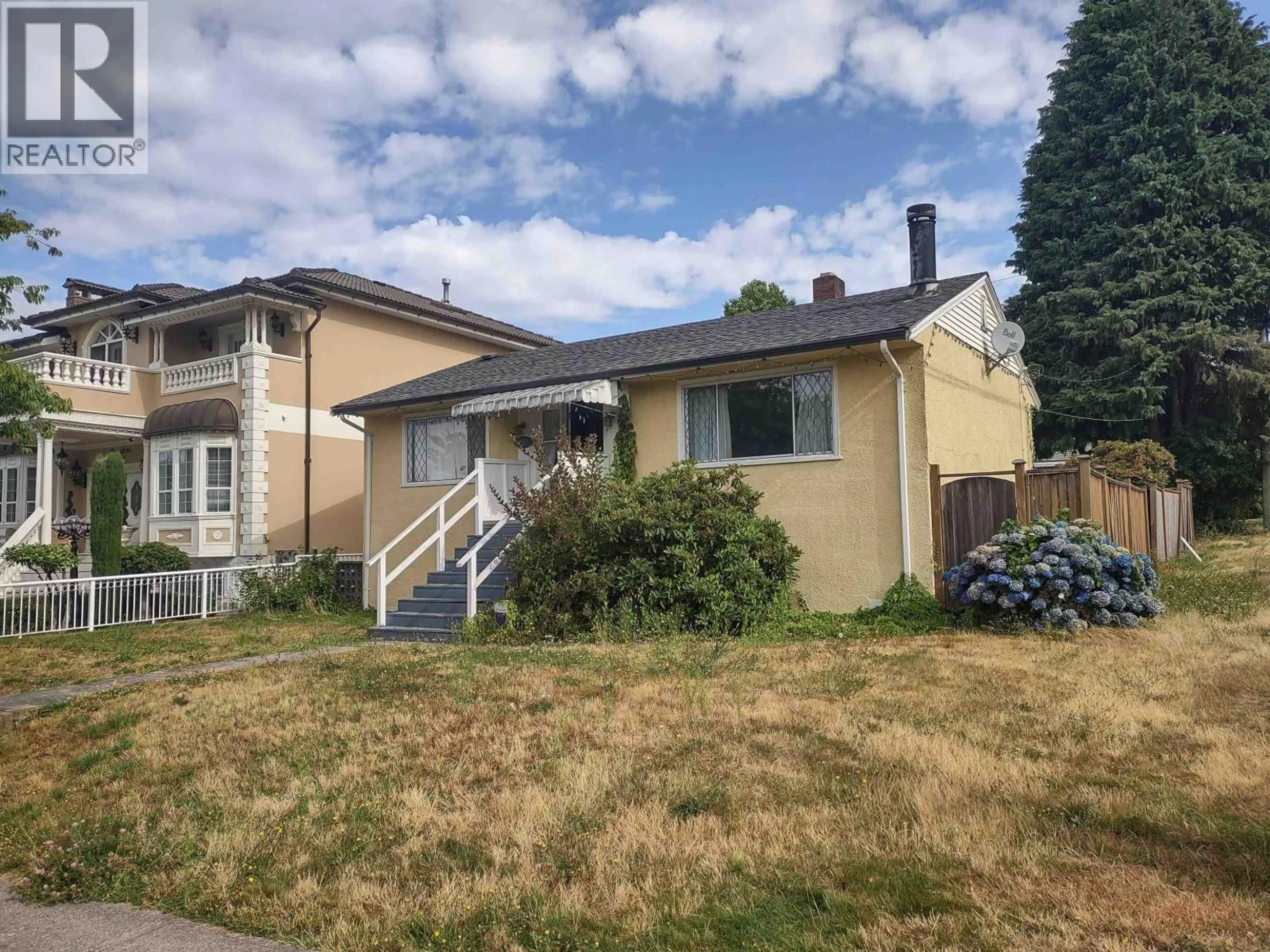 Home with vinyl exterior material, street for 4195 WILLIAM STREET, Burnaby British Columbia V5C3J5