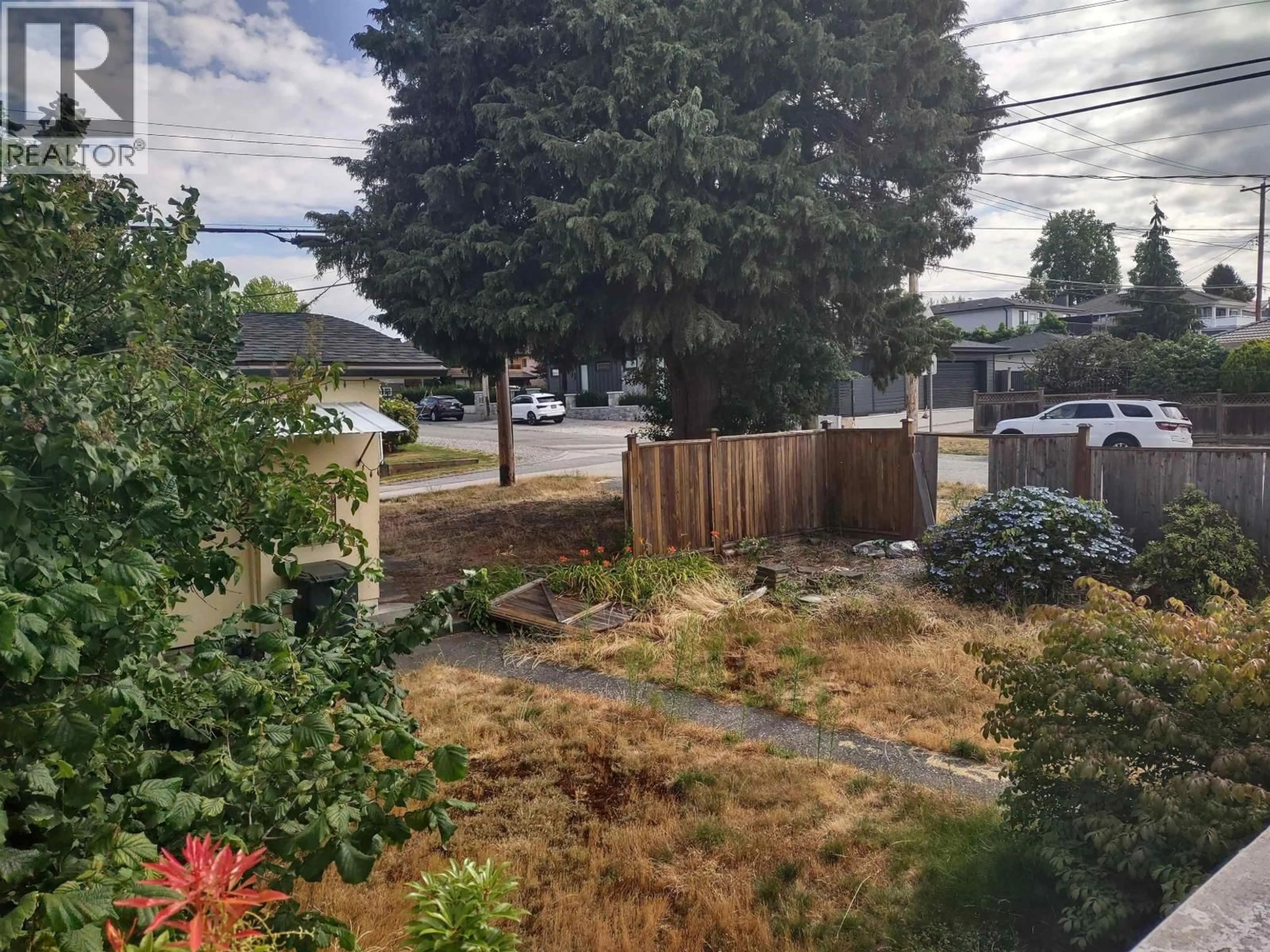 A pic from outside/outdoor area/front of a property/back of a property/a pic from drone, street for 4195 WILLIAM STREET, Burnaby British Columbia V5C3J5