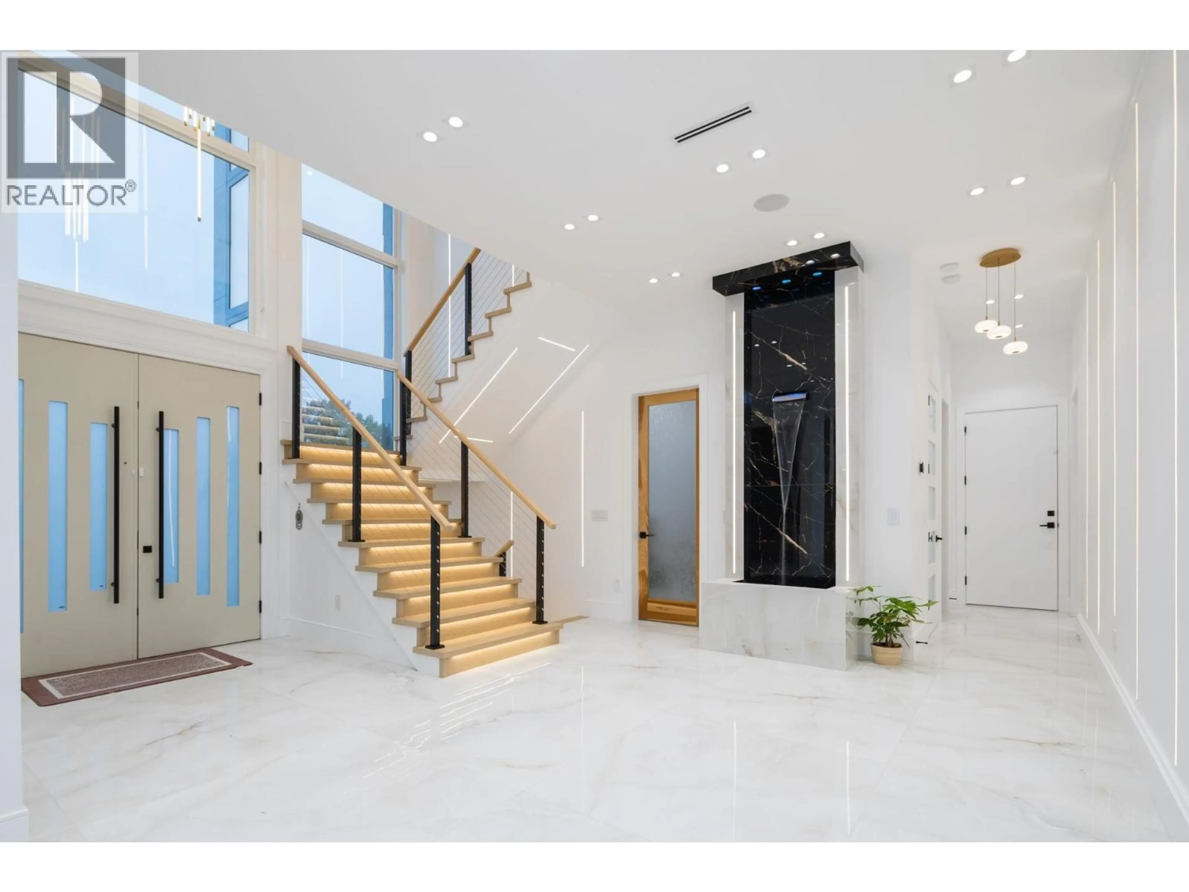 Indoor foyer for 5385 SHELBY COURT, Burnaby British Columbia V5G1V3