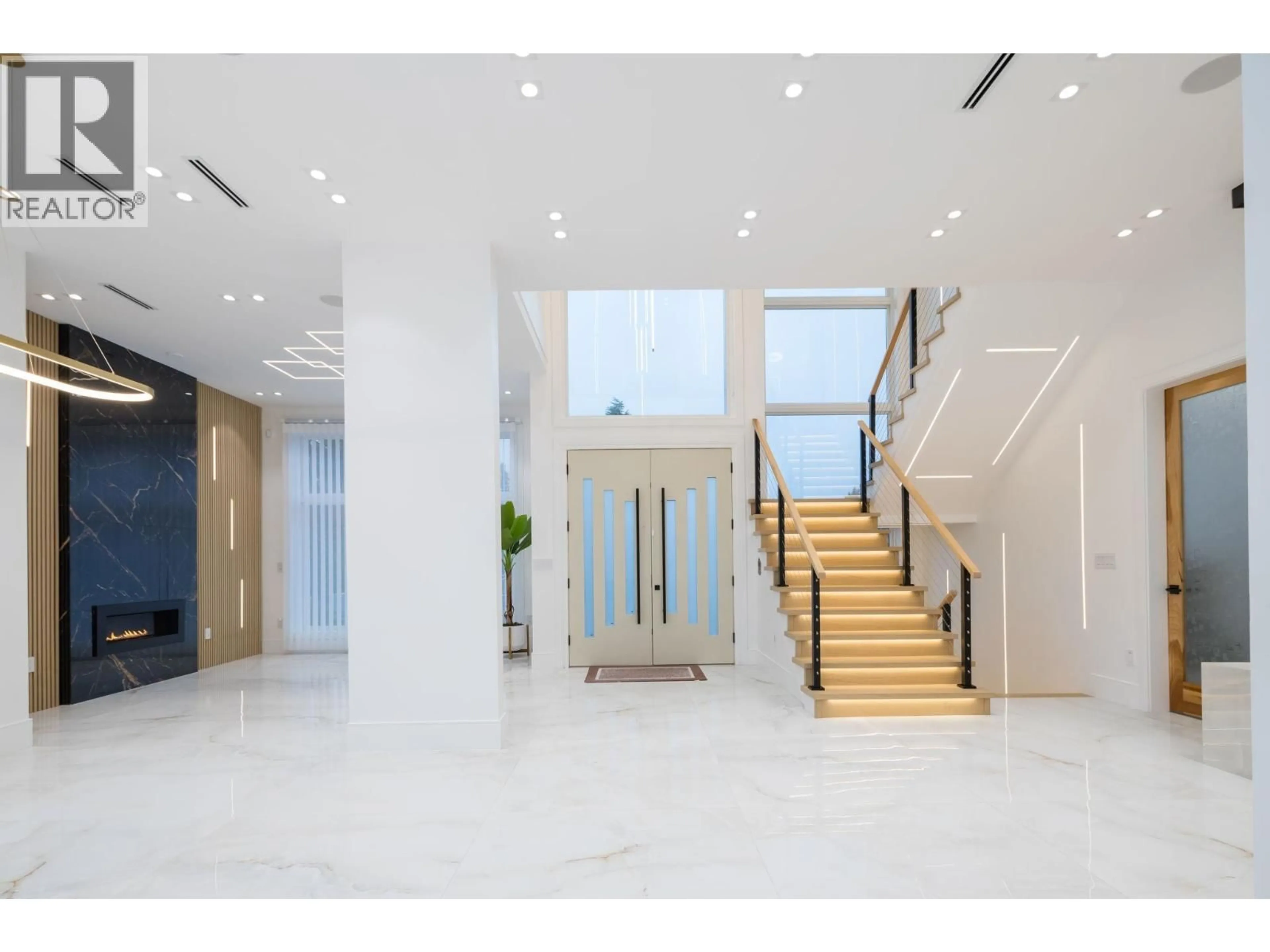 Indoor foyer for 5385 SHELBY COURT, Burnaby British Columbia V5G1V3