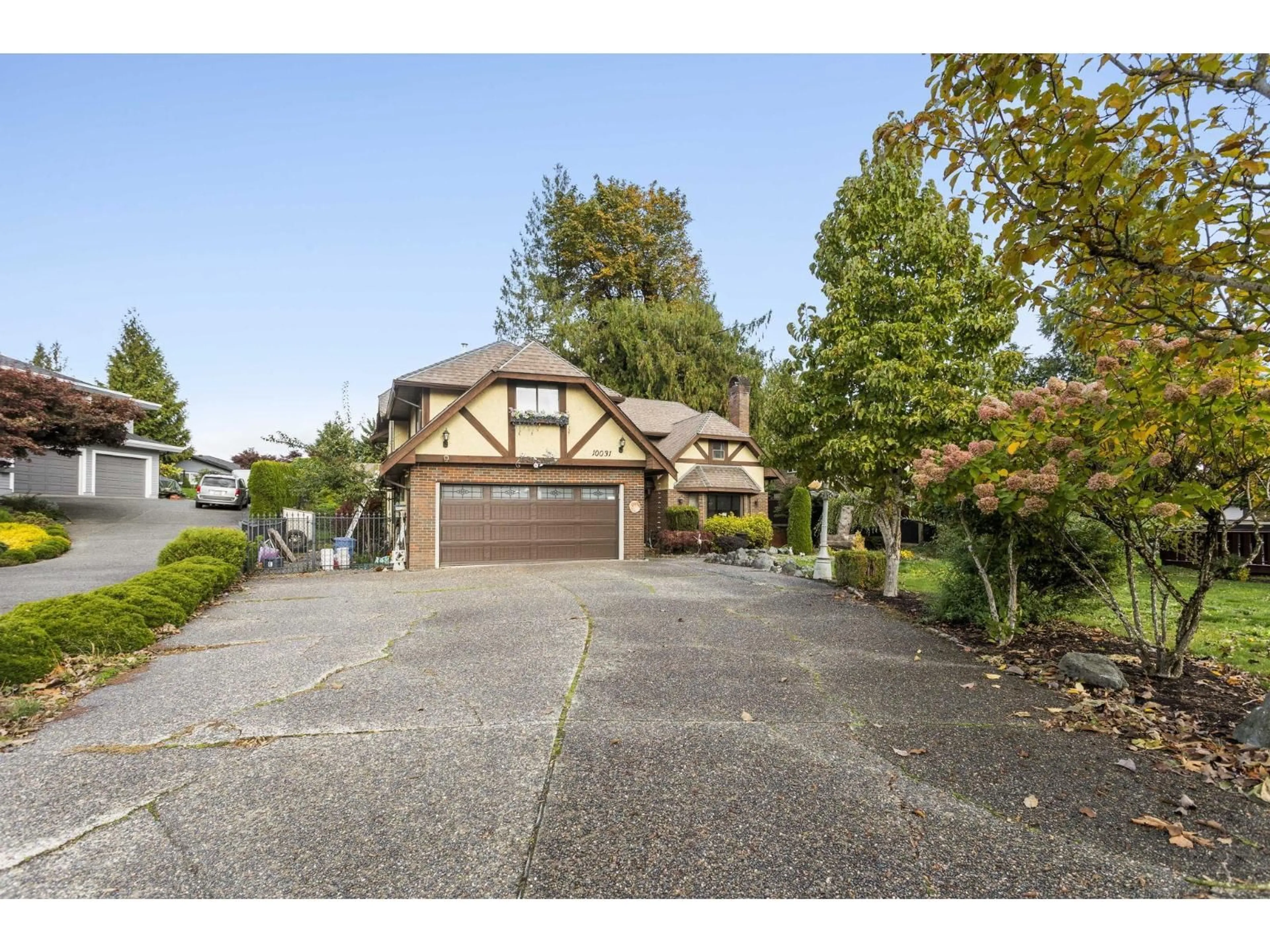 A pic from outside/outdoor area/front of a property/back of a property/a pic from drone, street for 10031 EAGLE CRESCENT, Chilliwack British Columbia V2P7R1