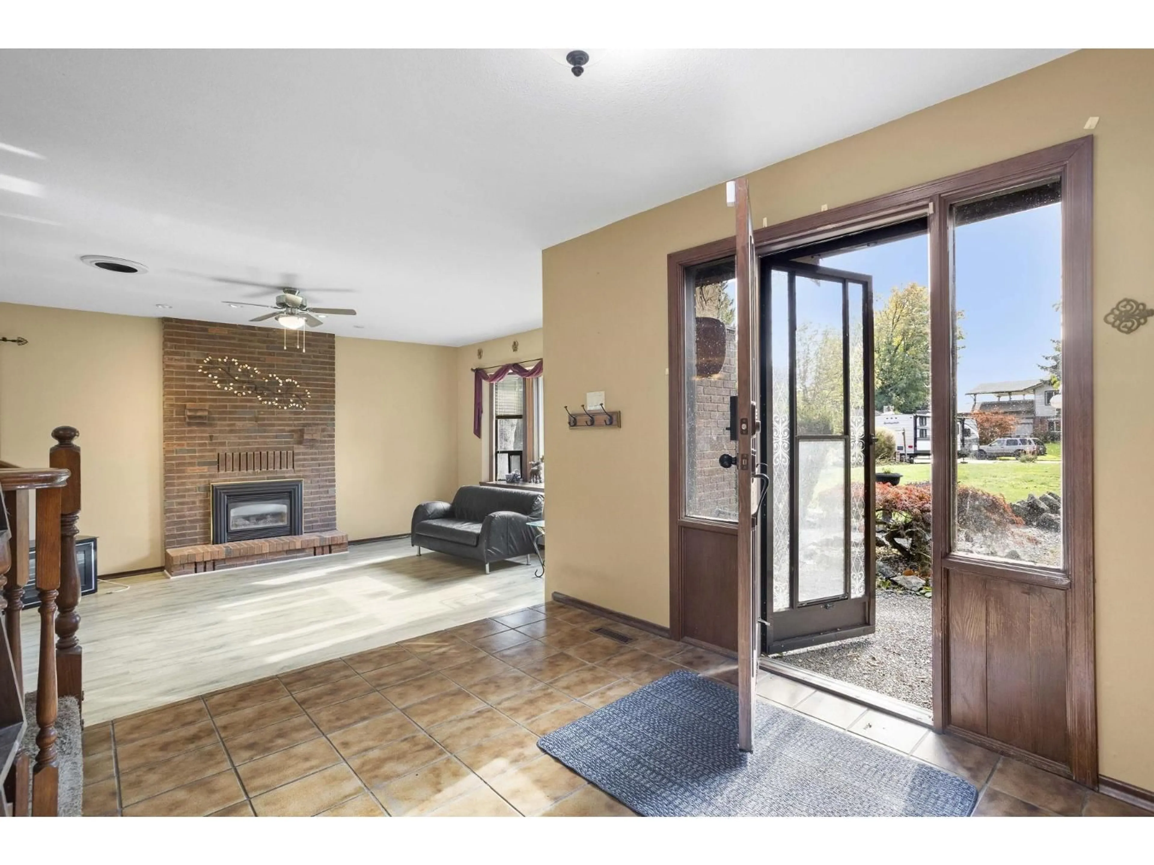 Indoor foyer for 10031 EAGLE CRESCENT, Chilliwack British Columbia V2P7R1