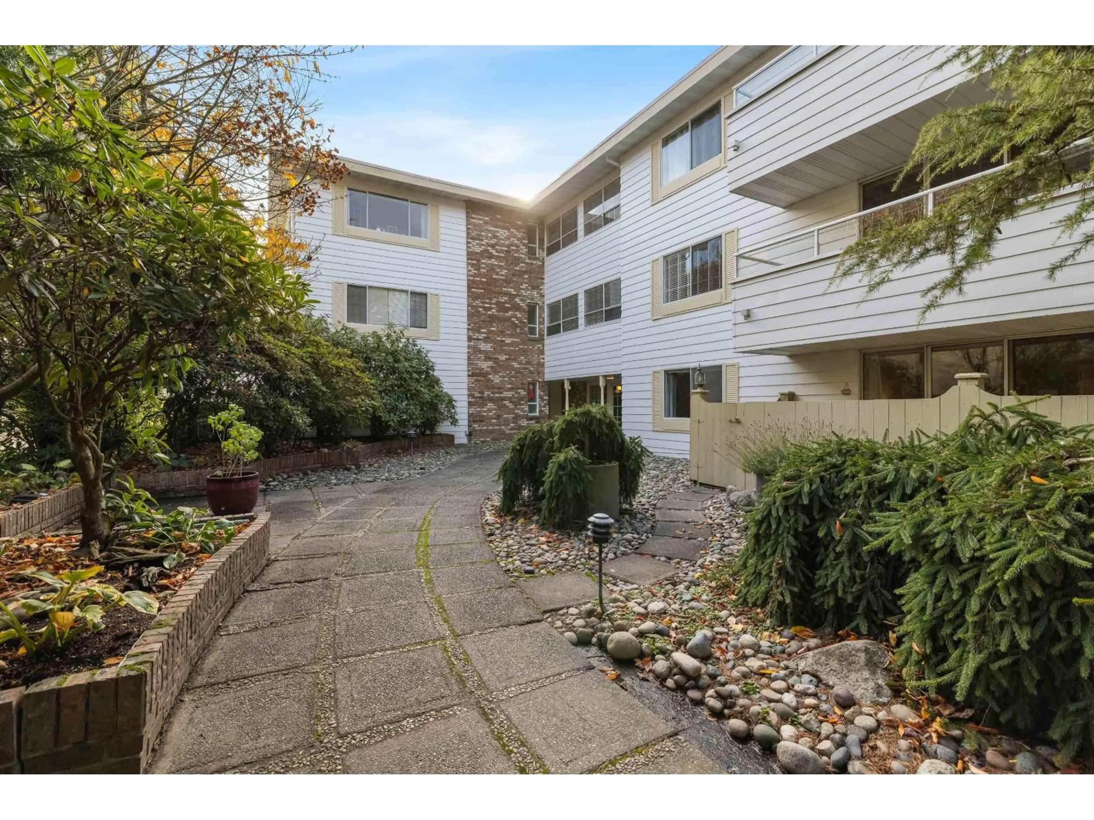 A pic from outside/outdoor area/front of a property/back of a property/a pic from drone, unknown for 206 - 15010 ROPER, White Rock British Columbia V4B5A9