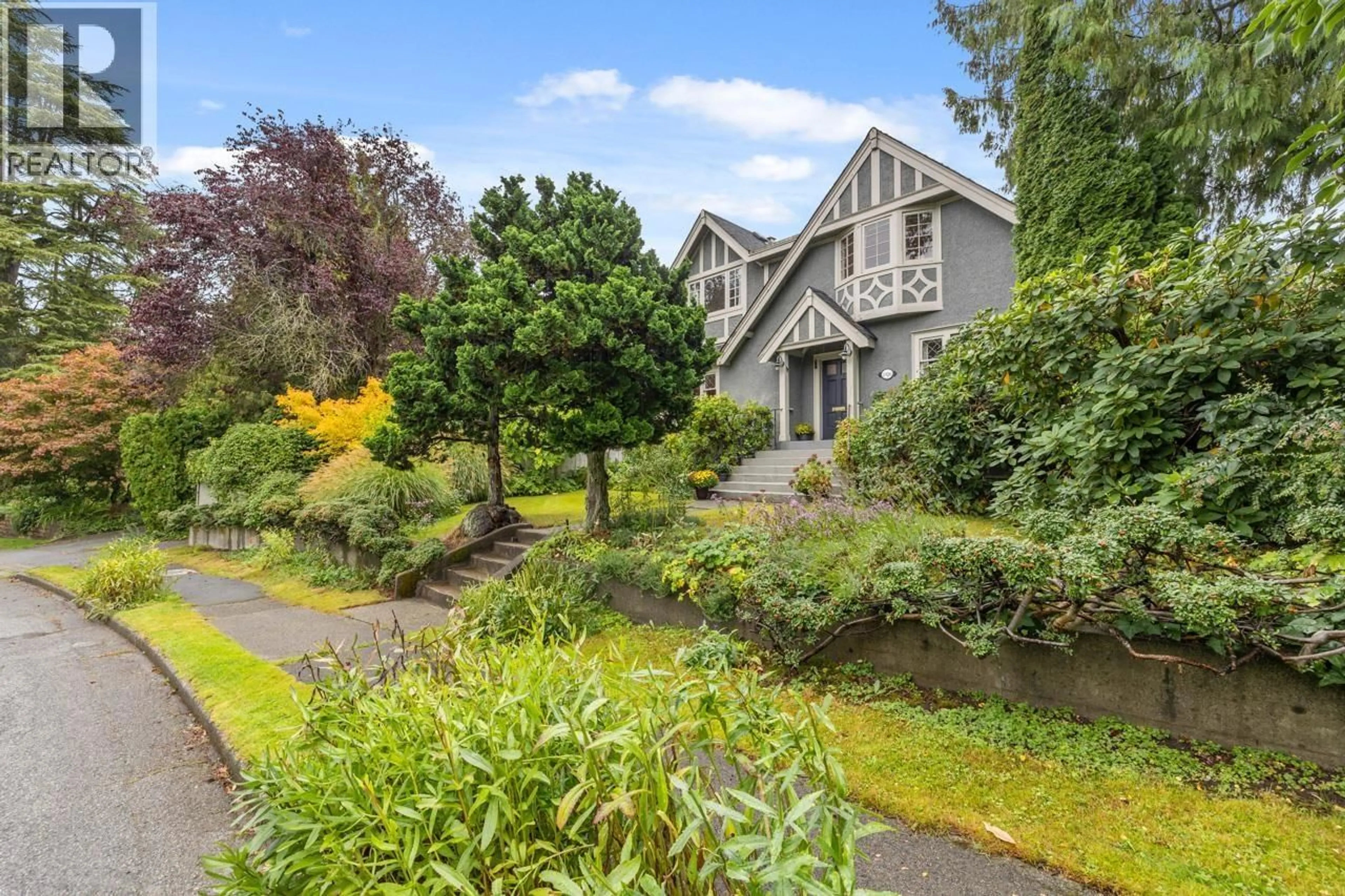 A pic from outside/outdoor area/front of a property/back of a property/a pic from drone, street for 1926 ASPEN AVENUE, Vancouver British Columbia V6M1E4