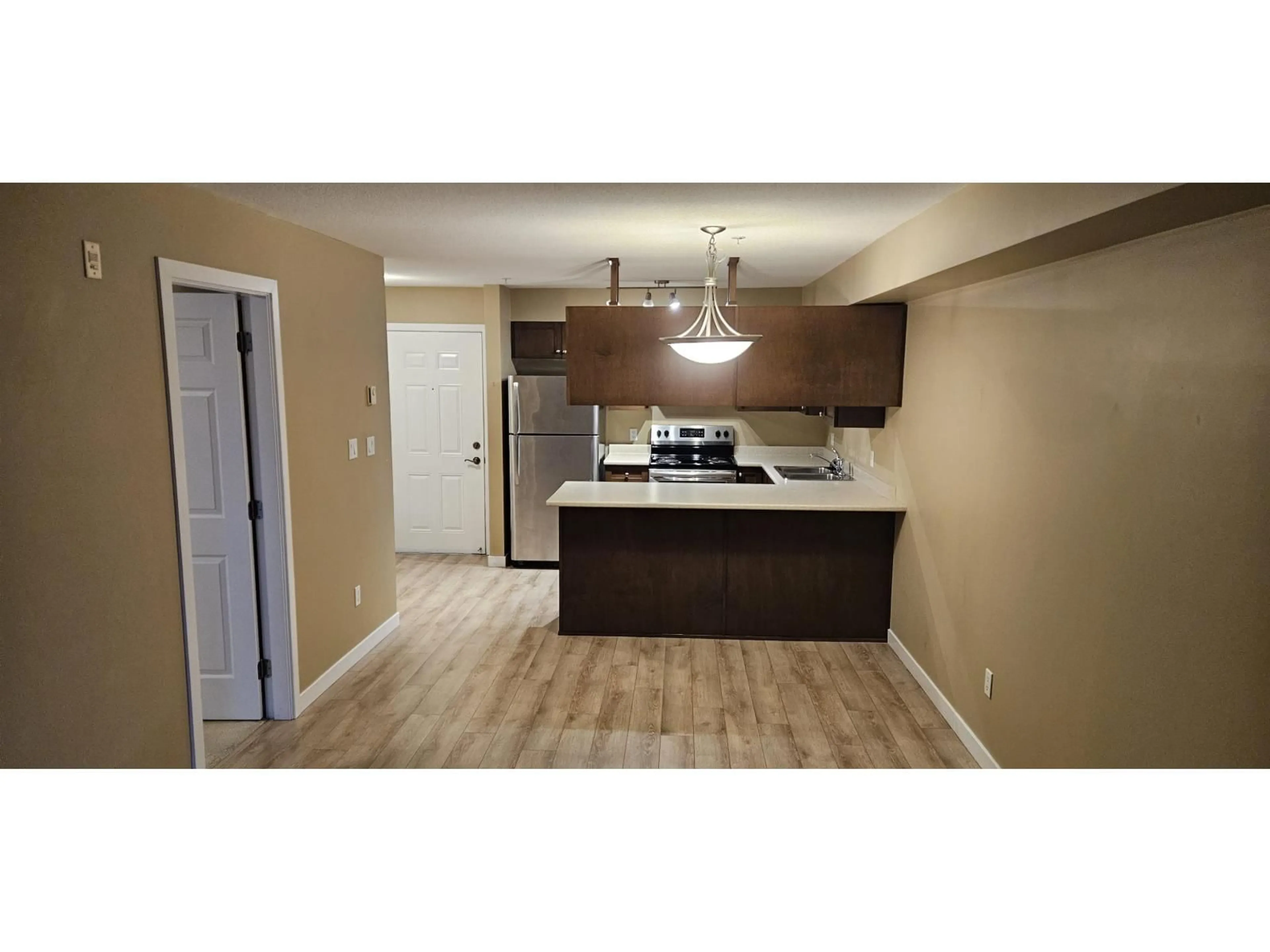 Standard kitchen, wood/laminate floor for 310 - 33960 OLD YALE, Abbotsford British Columbia V2S2J9