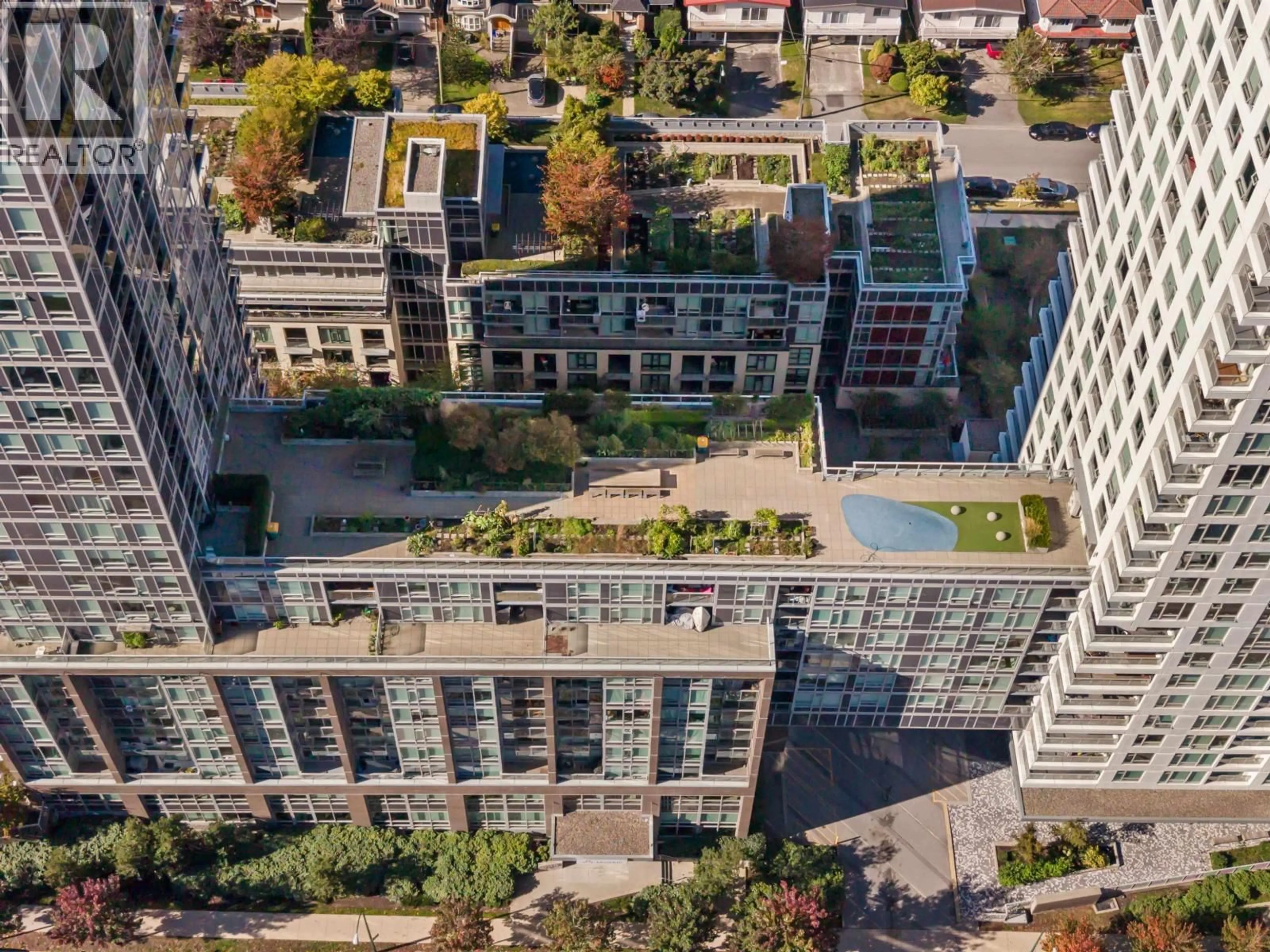 A pic from outside/outdoor area/front of a property/back of a property/a pic from drone, city buildings view from balcony for 1507 - 5515 BOUNDARY ROAD, Vancouver British Columbia V5R0E3
