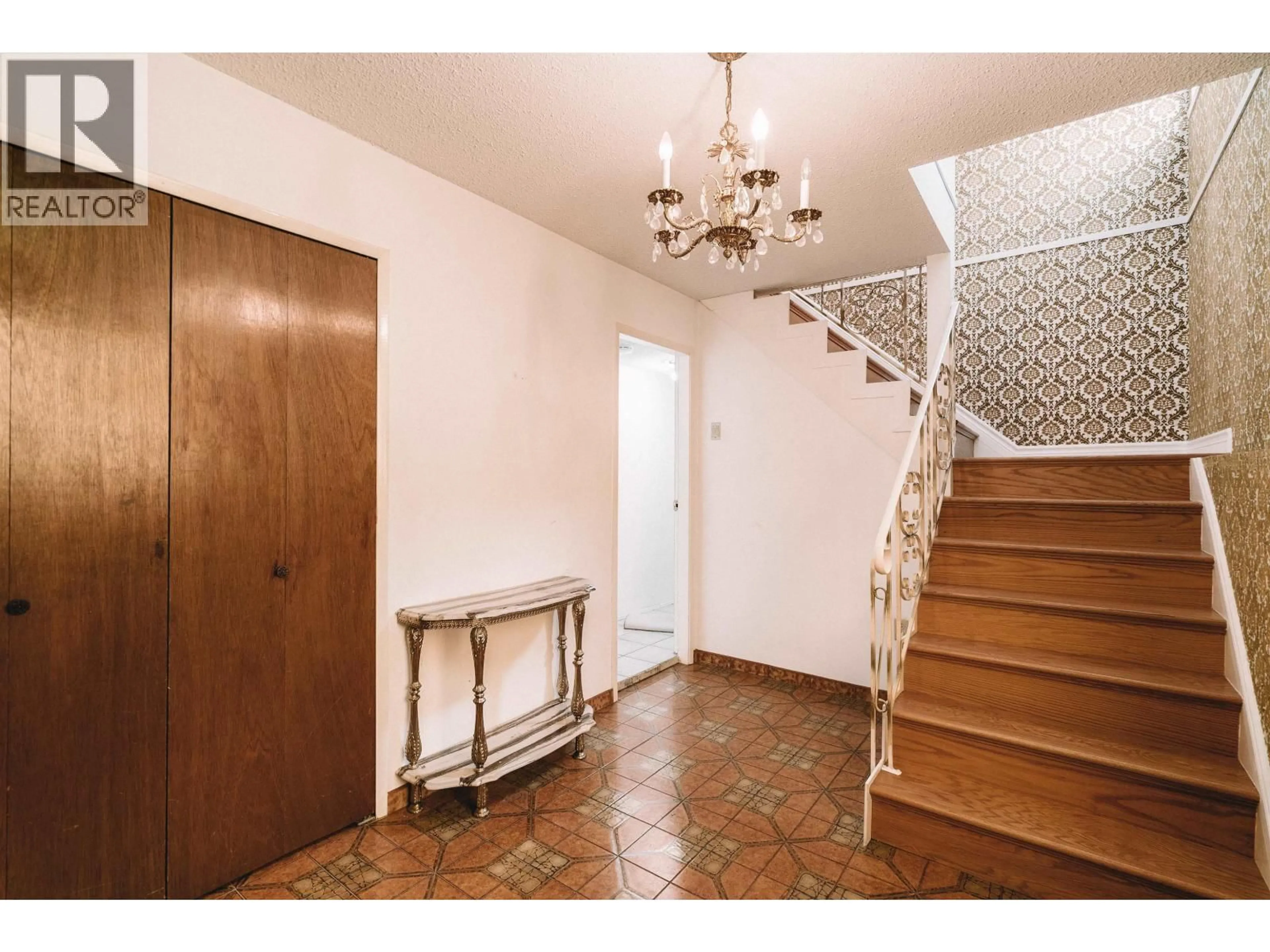 Indoor entryway for 2618 15TH AVENUE, Vancouver British Columbia V6K2Z5