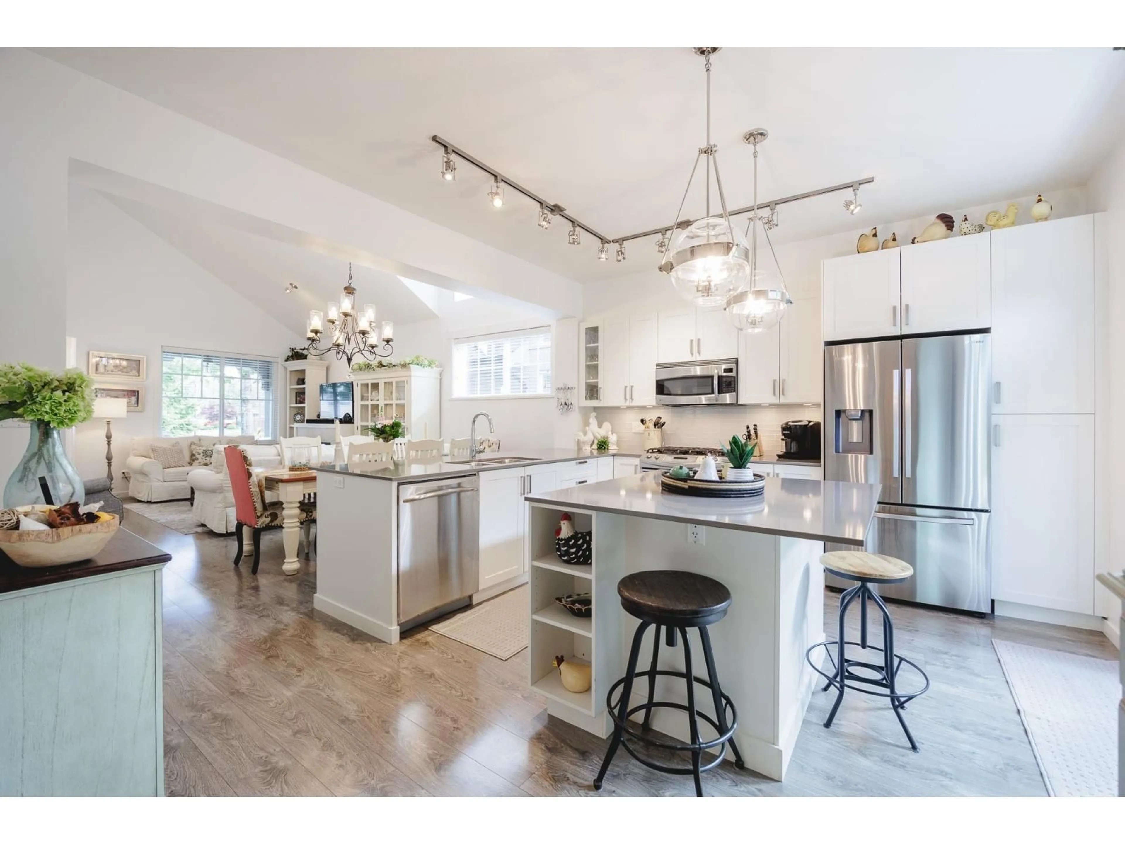 Open concept kitchen, ceramic/tile floor for 93 - 6450 187TH, Surrey British Columbia V3S2X4