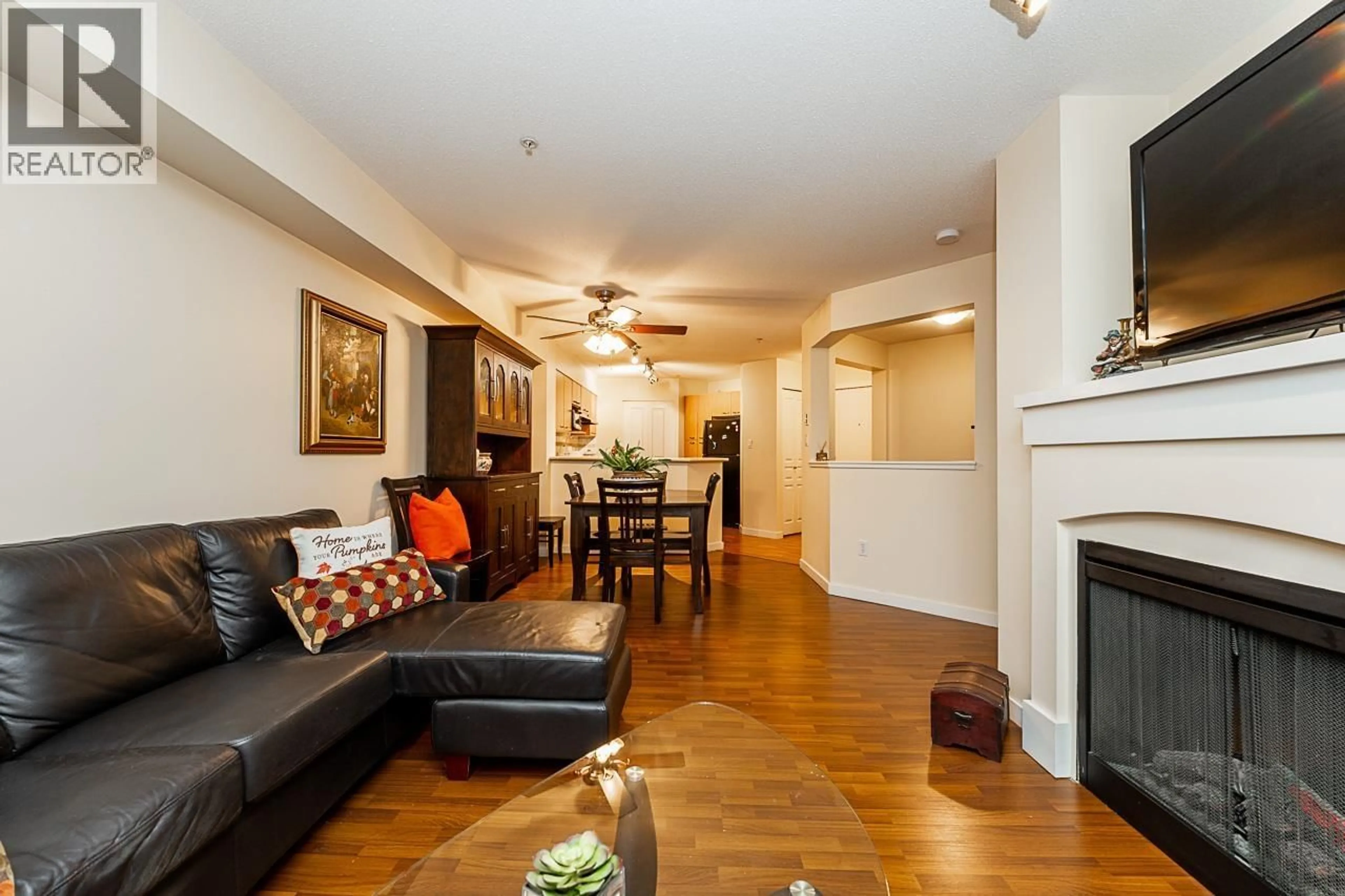 Living room with furniture, wood/laminate floor for 206 - 2958 SILVER SPRINGS BOULEVARD, Coquitlam British Columbia V3E3R9