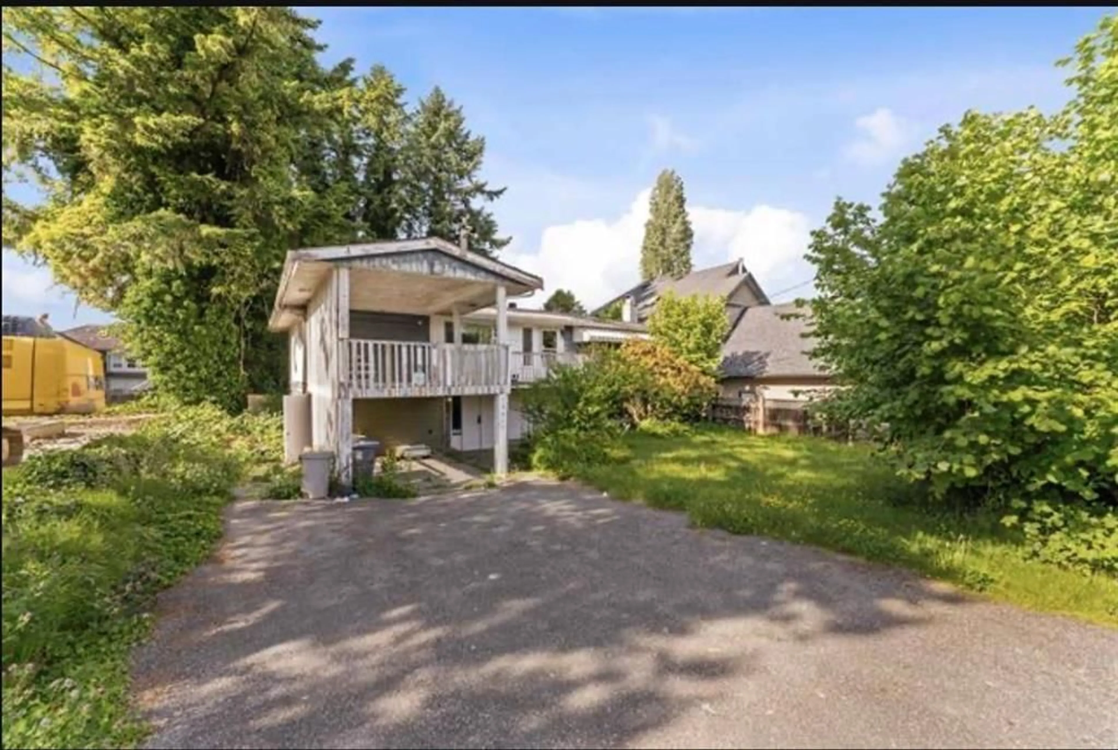 A pic from outside/outdoor area/front of a property/back of a property/a pic from drone, unknown for 13517 79A, Surrey British Columbia V3W2Z3