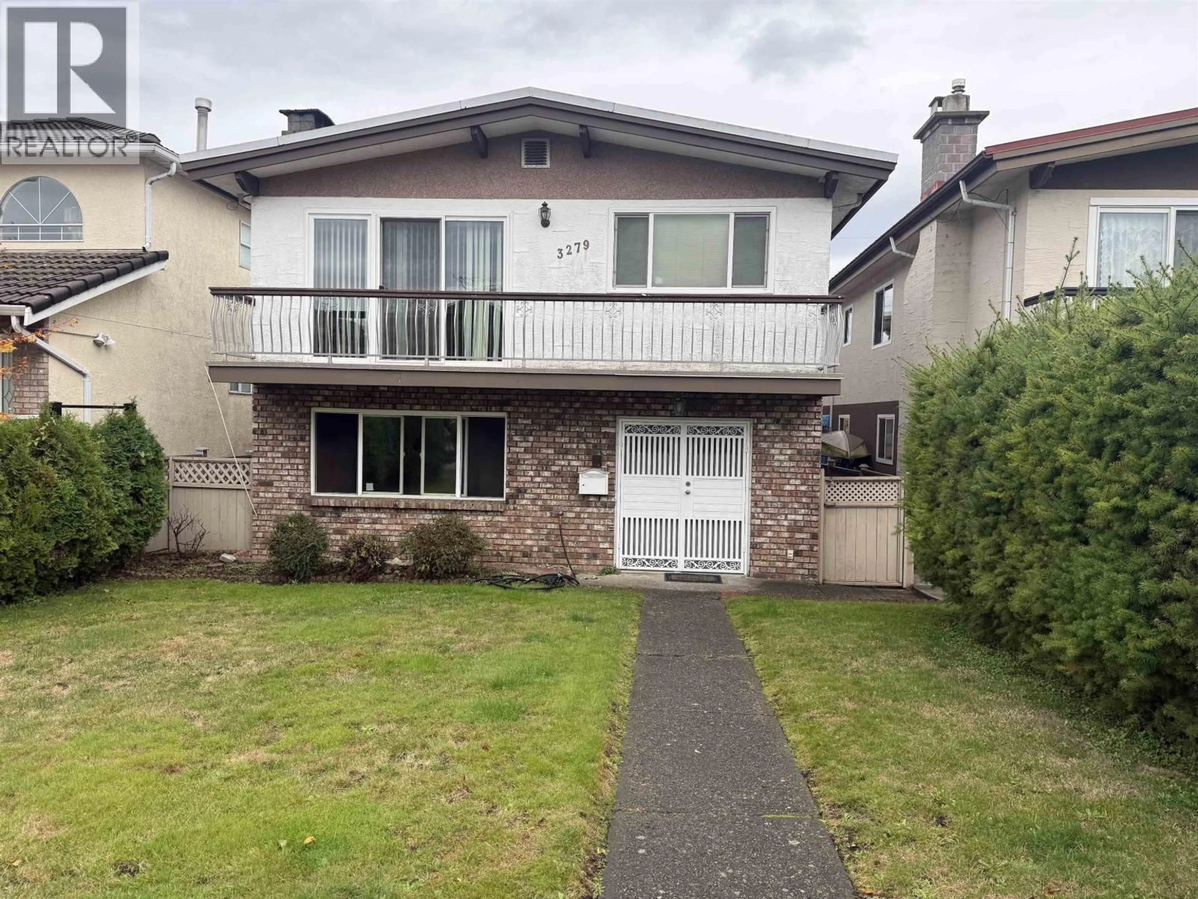 A pic from outside/outdoor area/front of a property/back of a property/a pic from drone, street for 3279 24TH AVENUE, Vancouver British Columbia V5R1G1