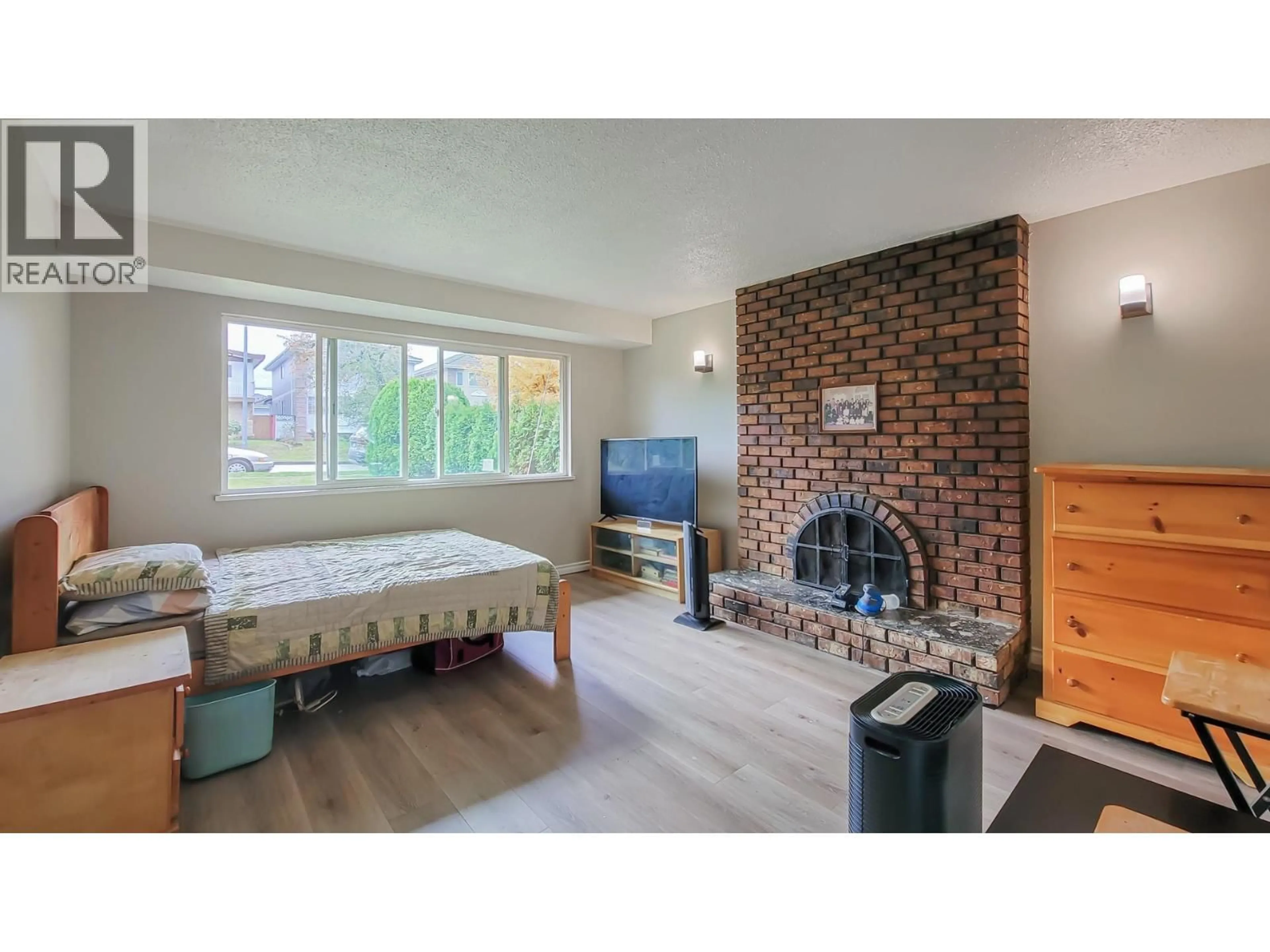 Living room with furniture, wood/laminate floor for 3279 24TH AVENUE, Vancouver British Columbia V5R1G1