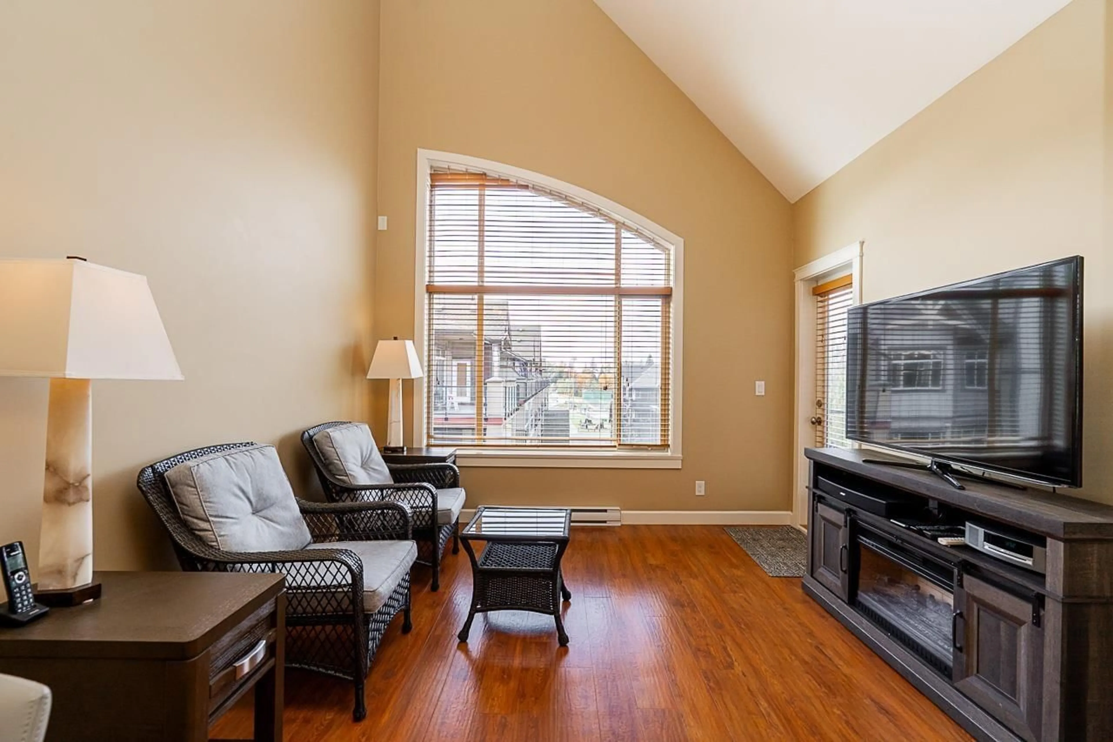 Living room with furniture, wood/laminate floor for 581 - 8288 207A, Langley British Columbia V2Y0L2