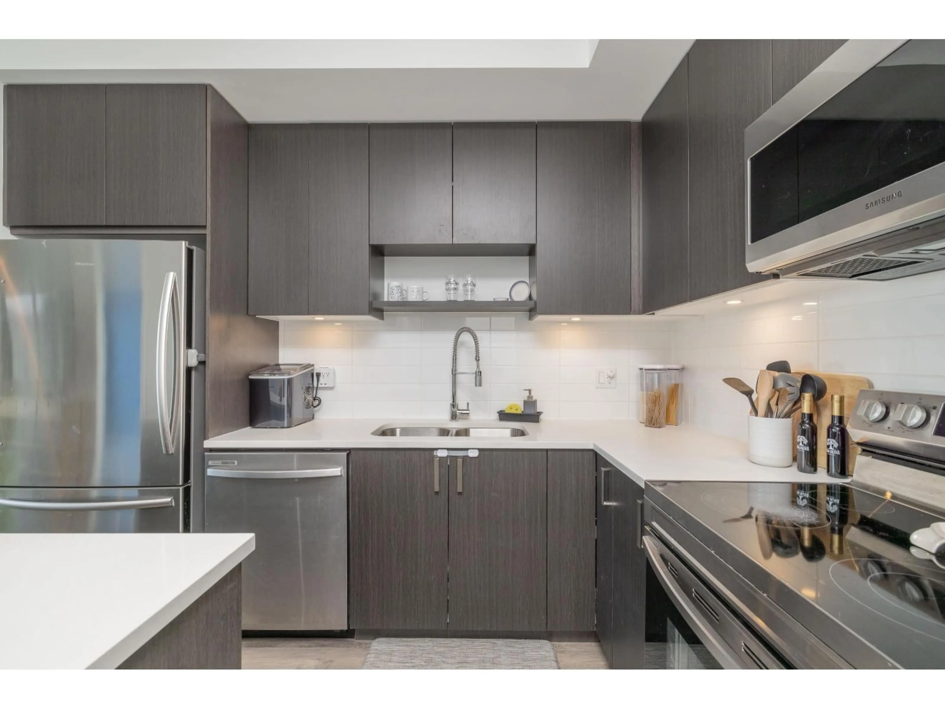 Standard kitchen, unknown for 212 - 13623 81A, Surrey British Columbia V3W3N7