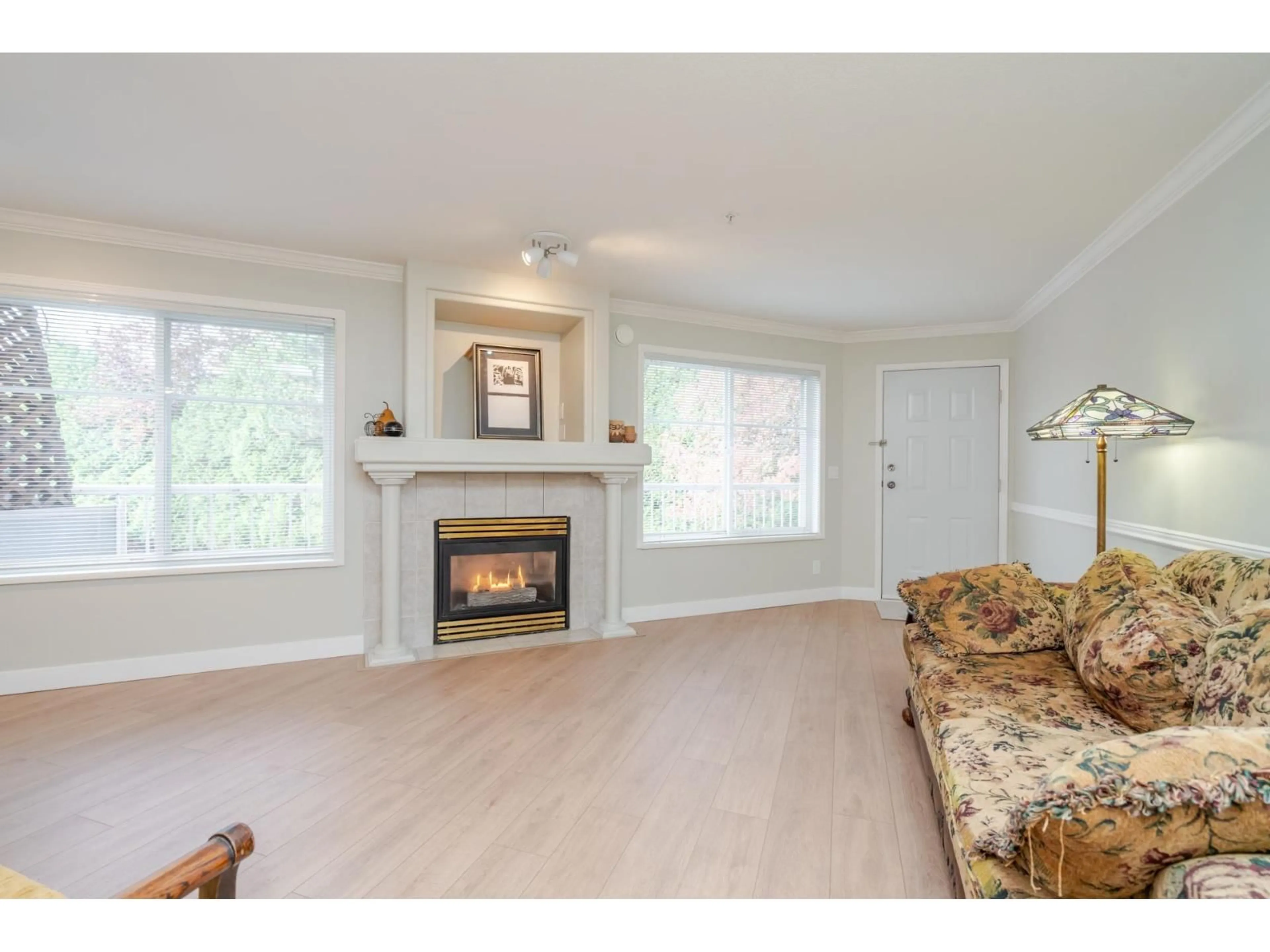 Living room with furniture, wood/laminate floor for 214 - 19953 55A, Langley British Columbia V3A3X4