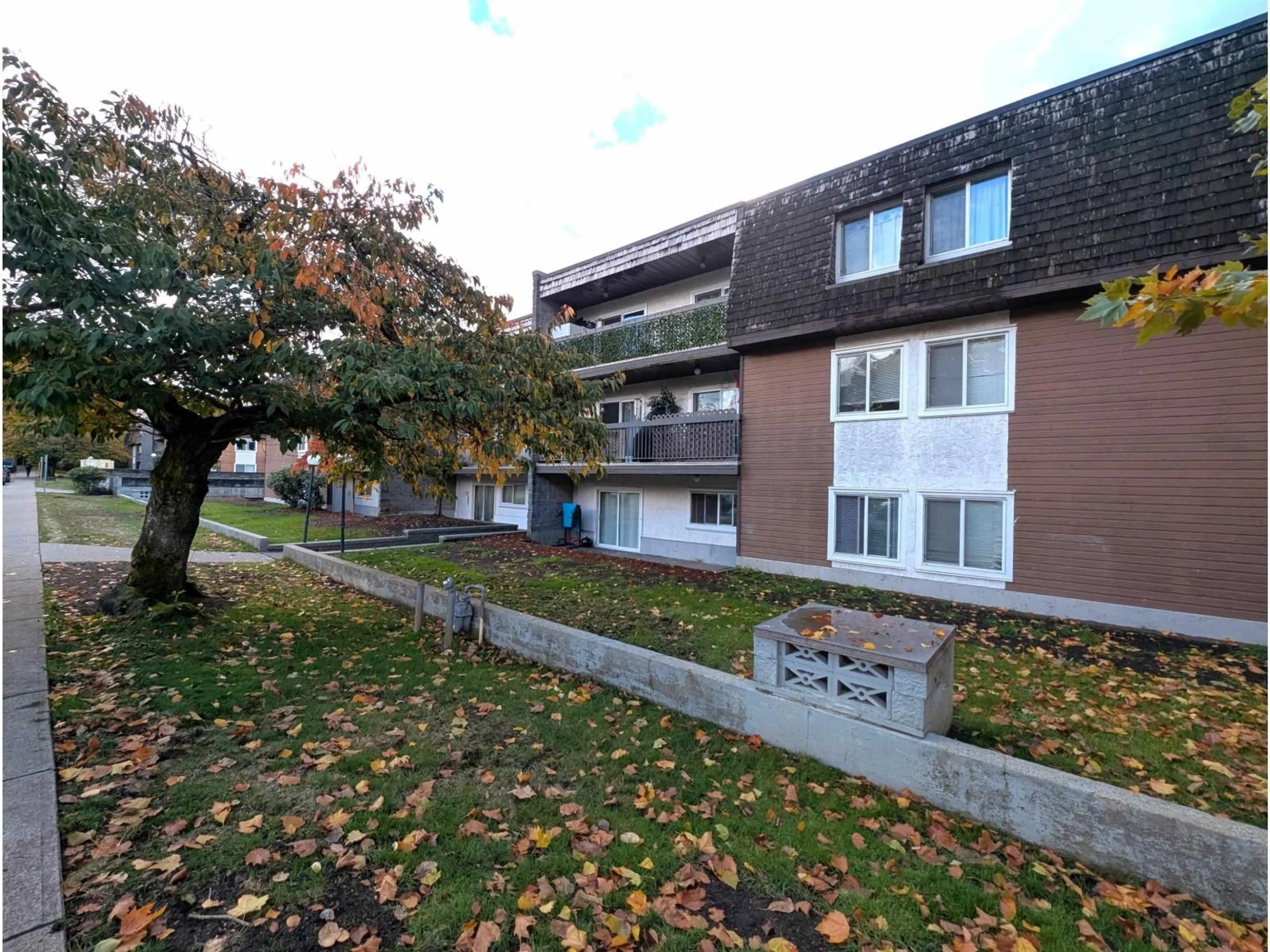 A pic from outside/outdoor area/front of a property/back of a property/a pic from drone, street for 303 - 33850 FERN, Abbotsford British Columbia V2S6C3