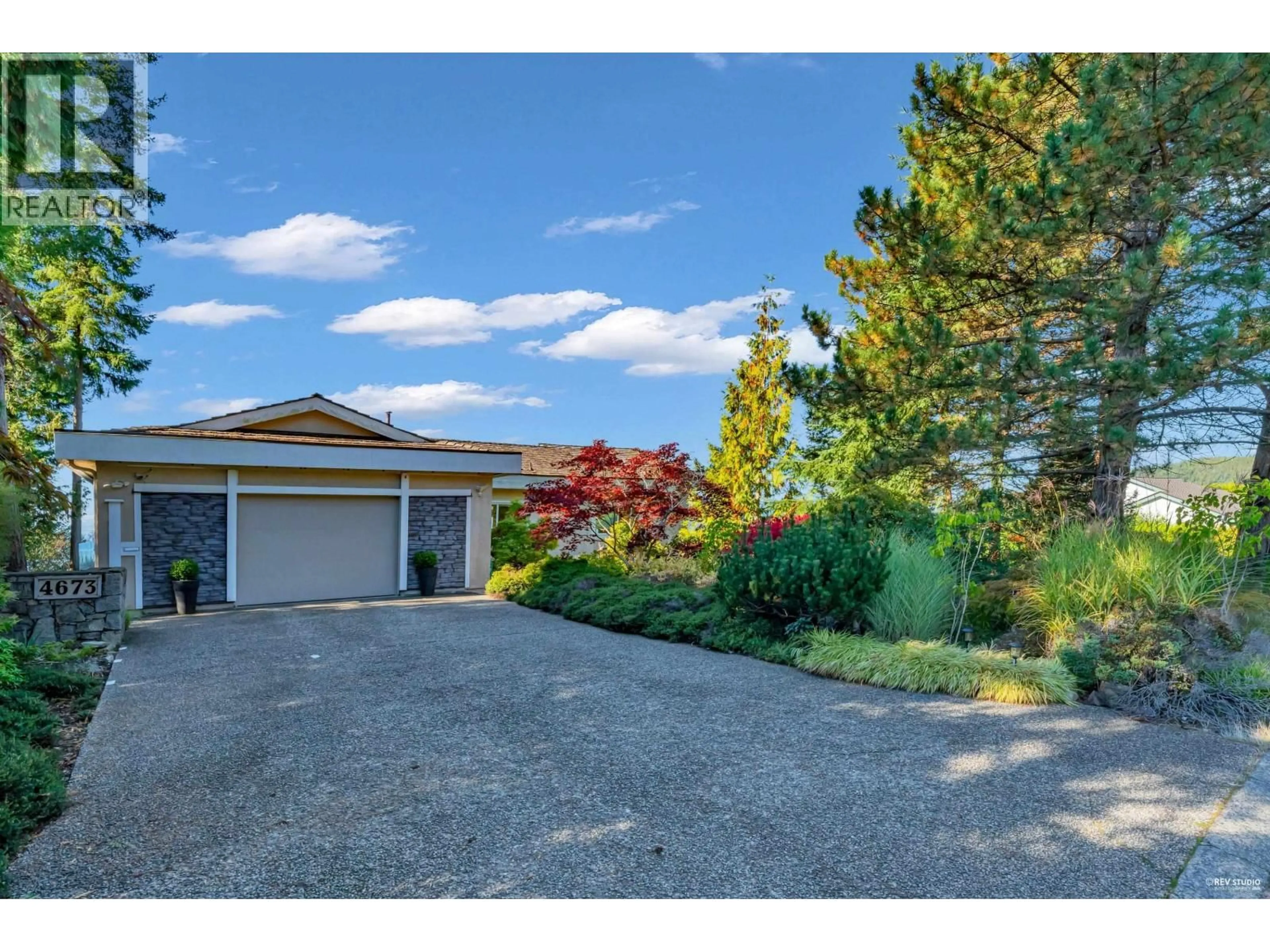 A pic from outside/outdoor area/front of a property/back of a property/a pic from drone, street for 4673 WOODBURN ROAD, West Vancouver British Columbia V7S2W7