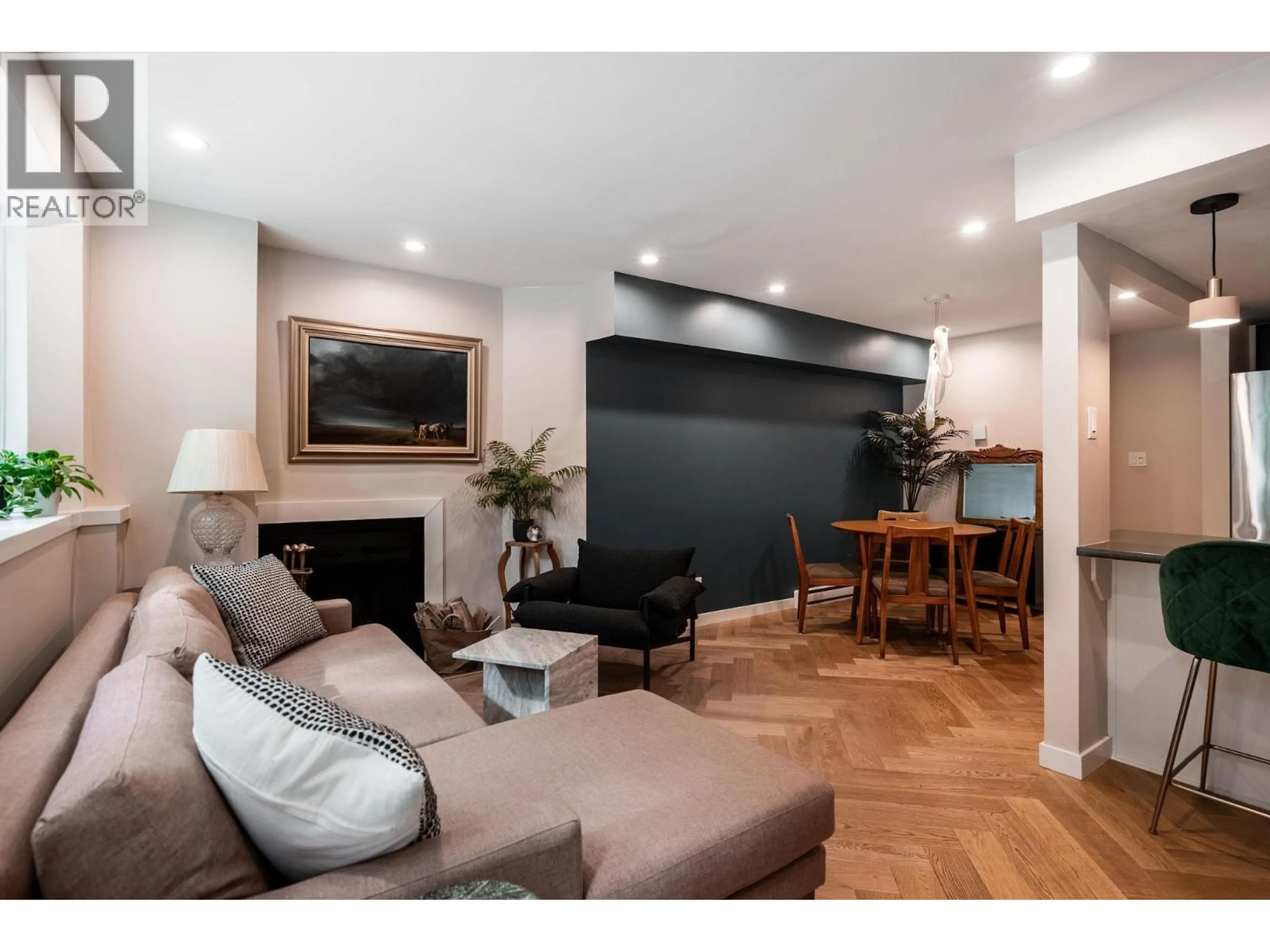 Living room with furniture, wood/laminate floor for 105 - 1922 7TH AVENUE, Vancouver British Columbia V6J1T1