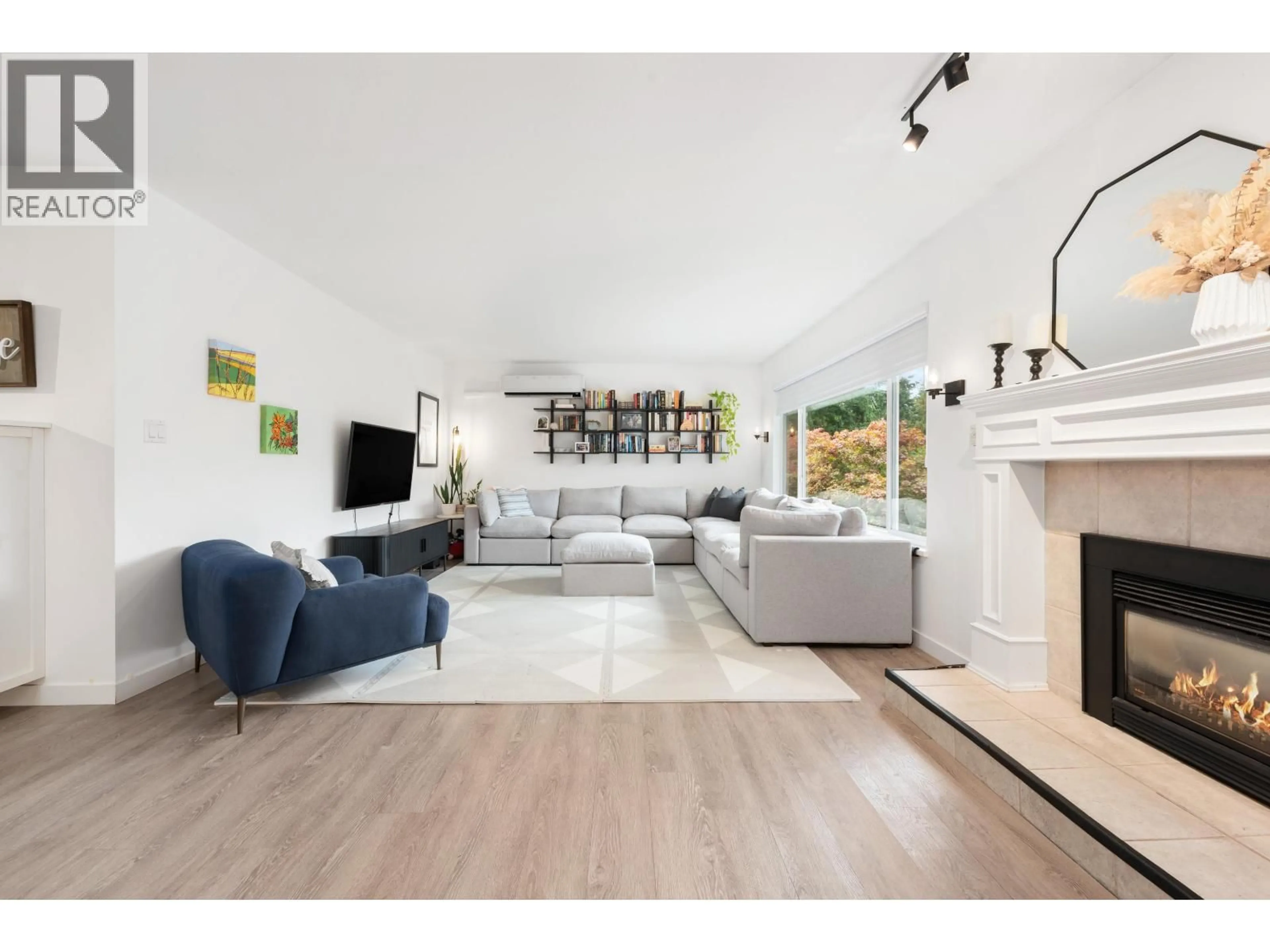 Living room with furniture, unknown for 3310 HENRY STREET, Port Moody British Columbia V3H2K5