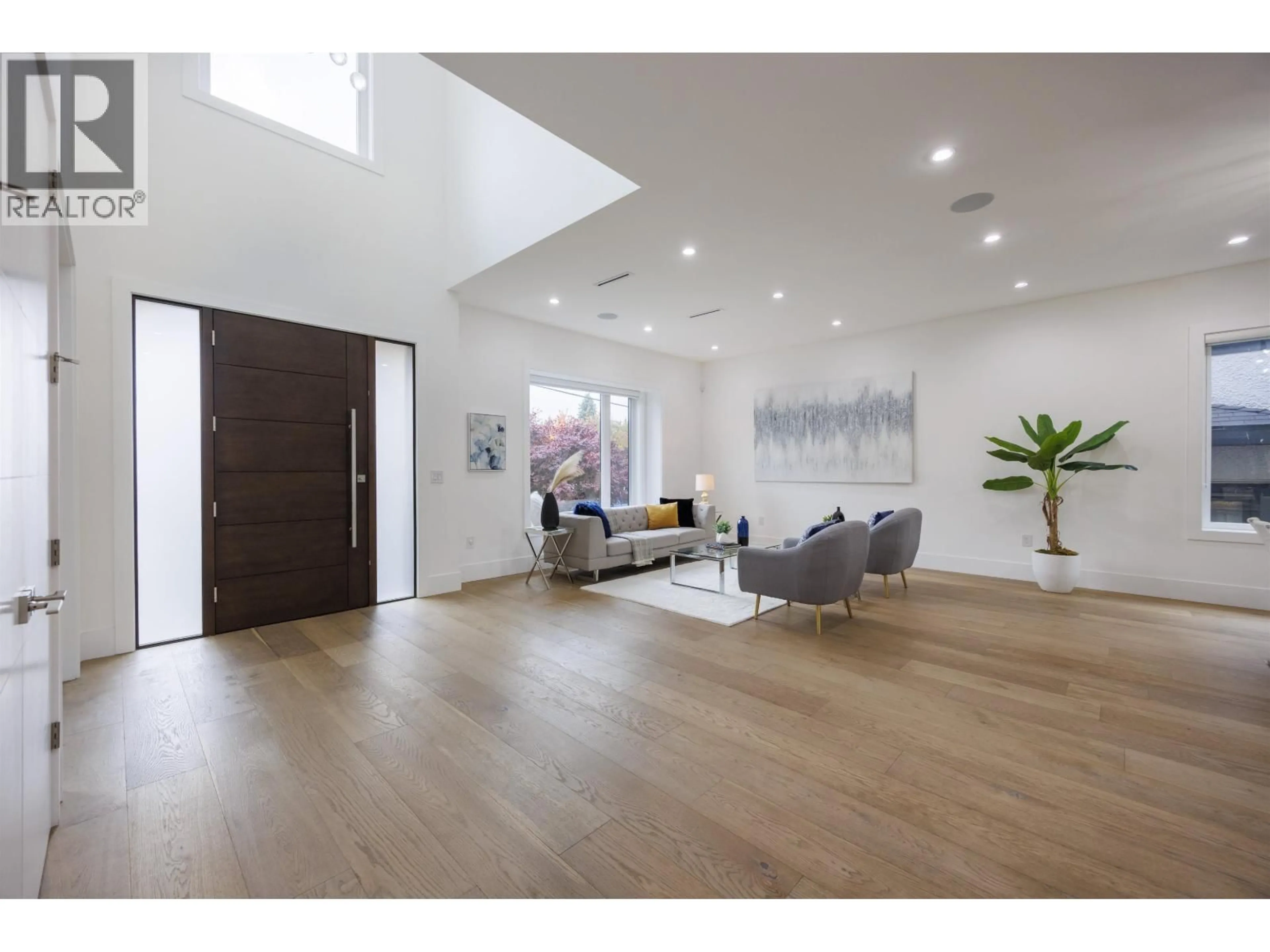 Indoor foyer for 8475 12TH AVENUE, Burnaby British Columbia V3N2L8