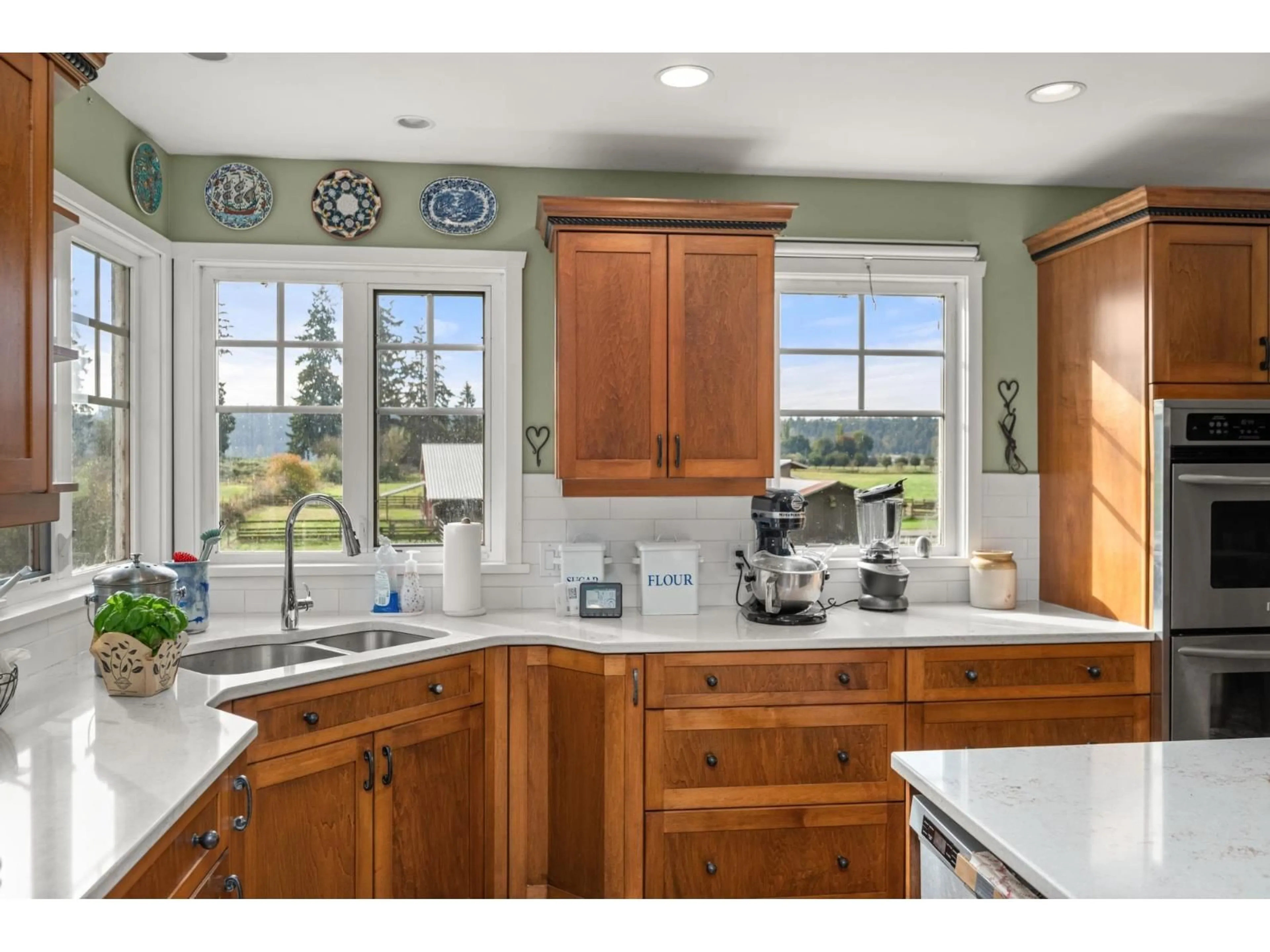 Open concept kitchen, ceramic/tile floor for 27382 84, Langley British Columbia V1M3L4