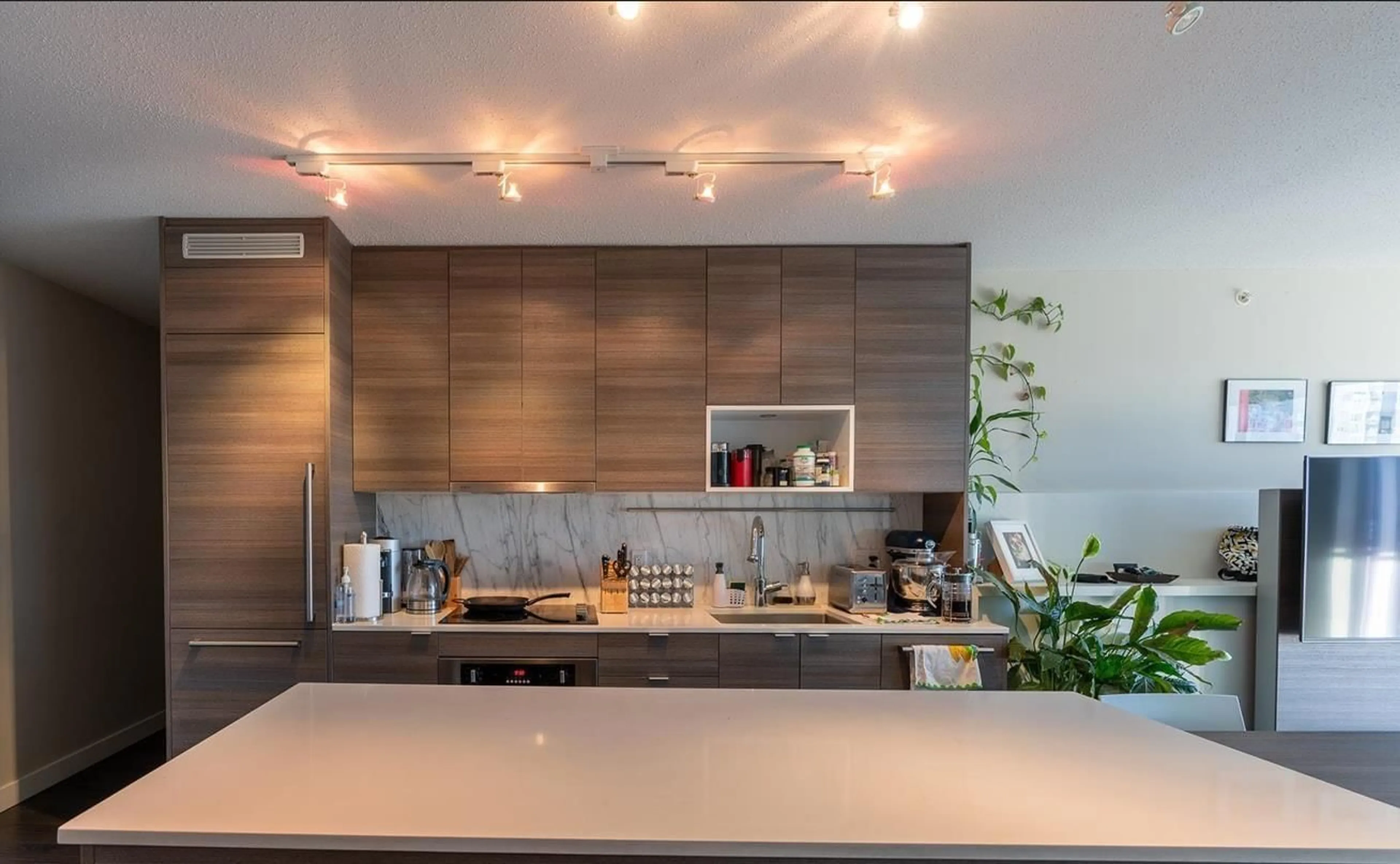 Contemporary kitchen, unknown for 2612 - 13398 104, Surrey British Columbia V3T1V6