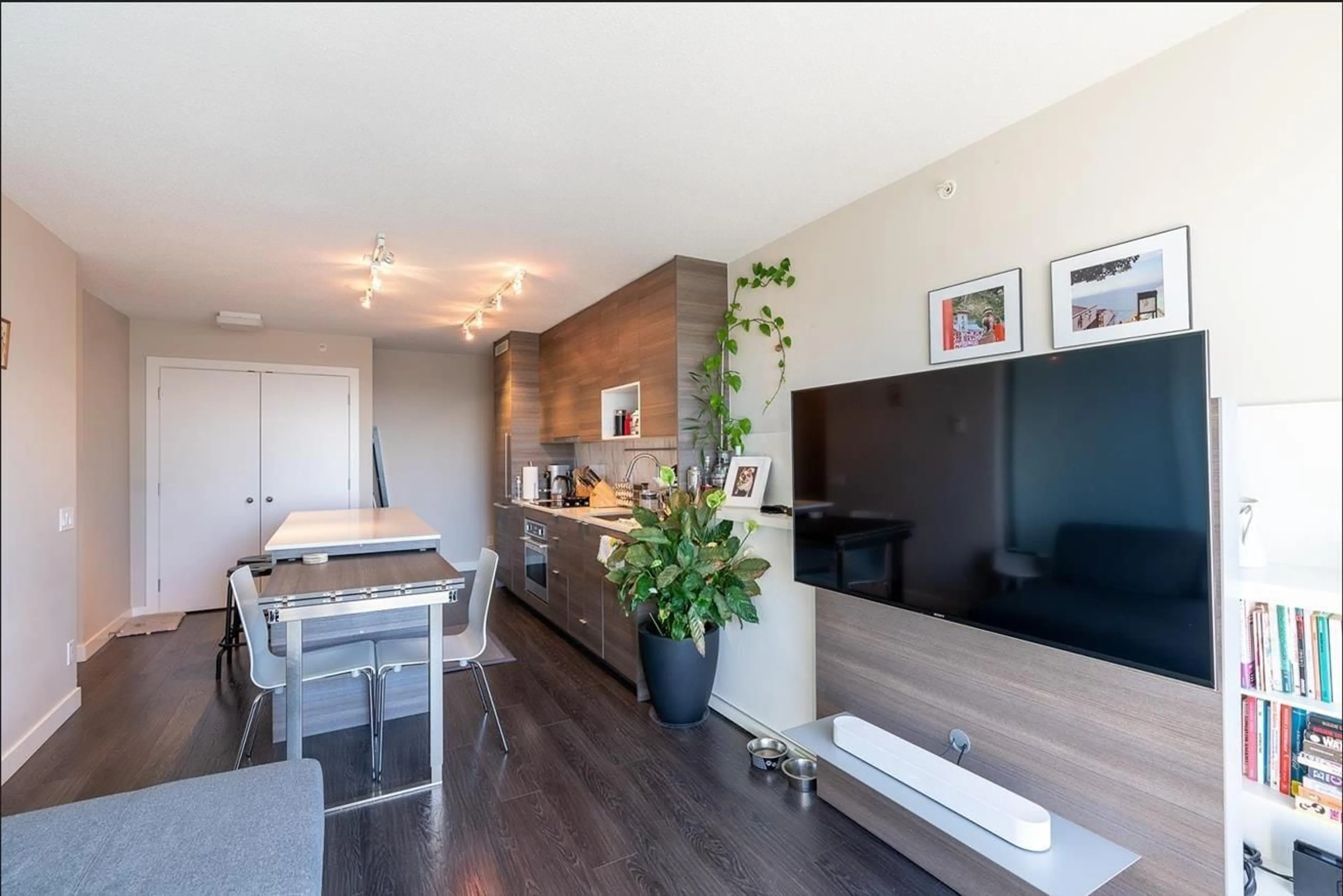 Living room with furniture, wood/laminate floor for 2612 - 13398 104, Surrey British Columbia V3T1V6