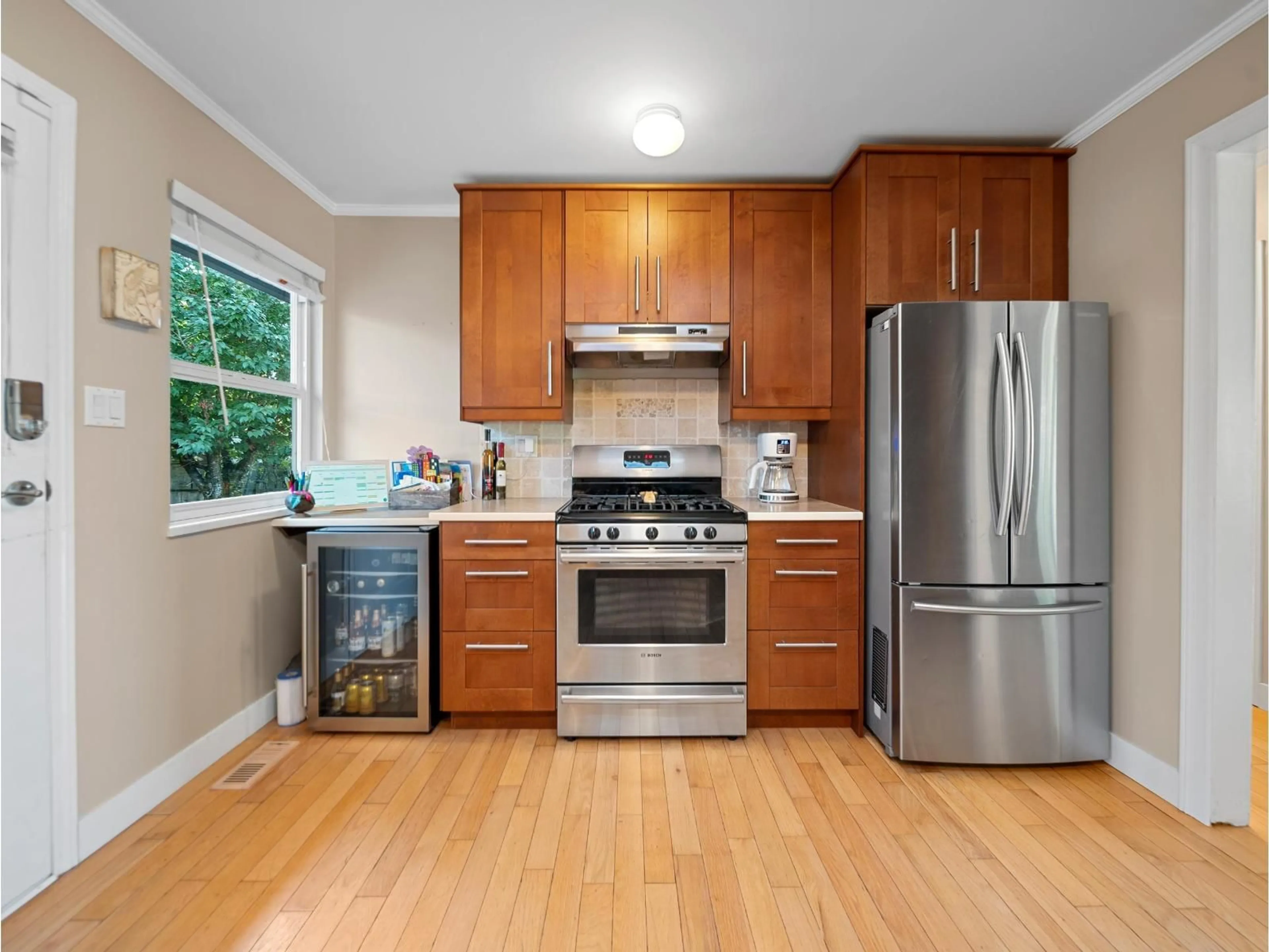 Standard kitchen, wood/laminate floor for 17022 HEREFORD, Surrey British Columbia V3S4X1