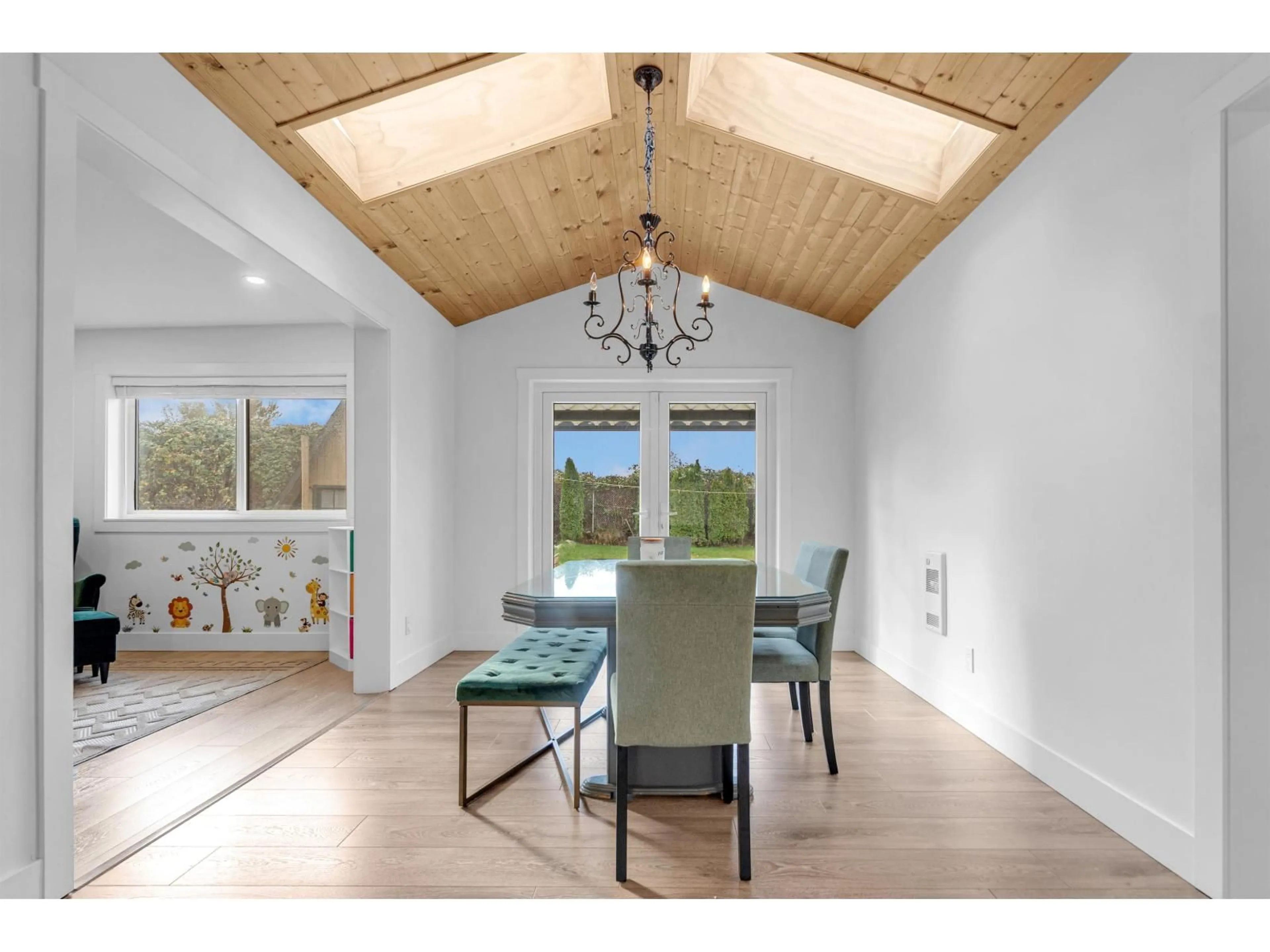 Dining room, wood/laminate floor for 32546 PANDORA, Abbotsford British Columbia V2T3X1