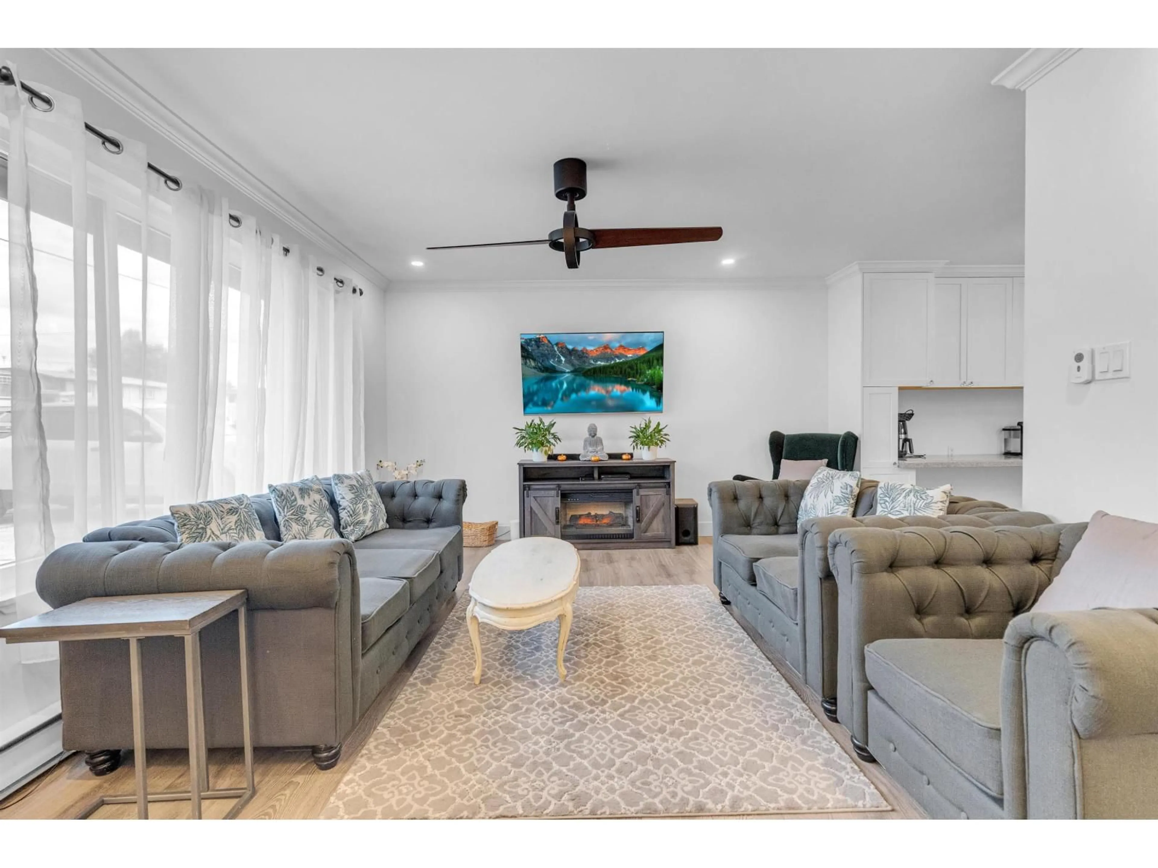 Living room with furniture, unknown for 32546 PANDORA, Abbotsford British Columbia V2T3X1