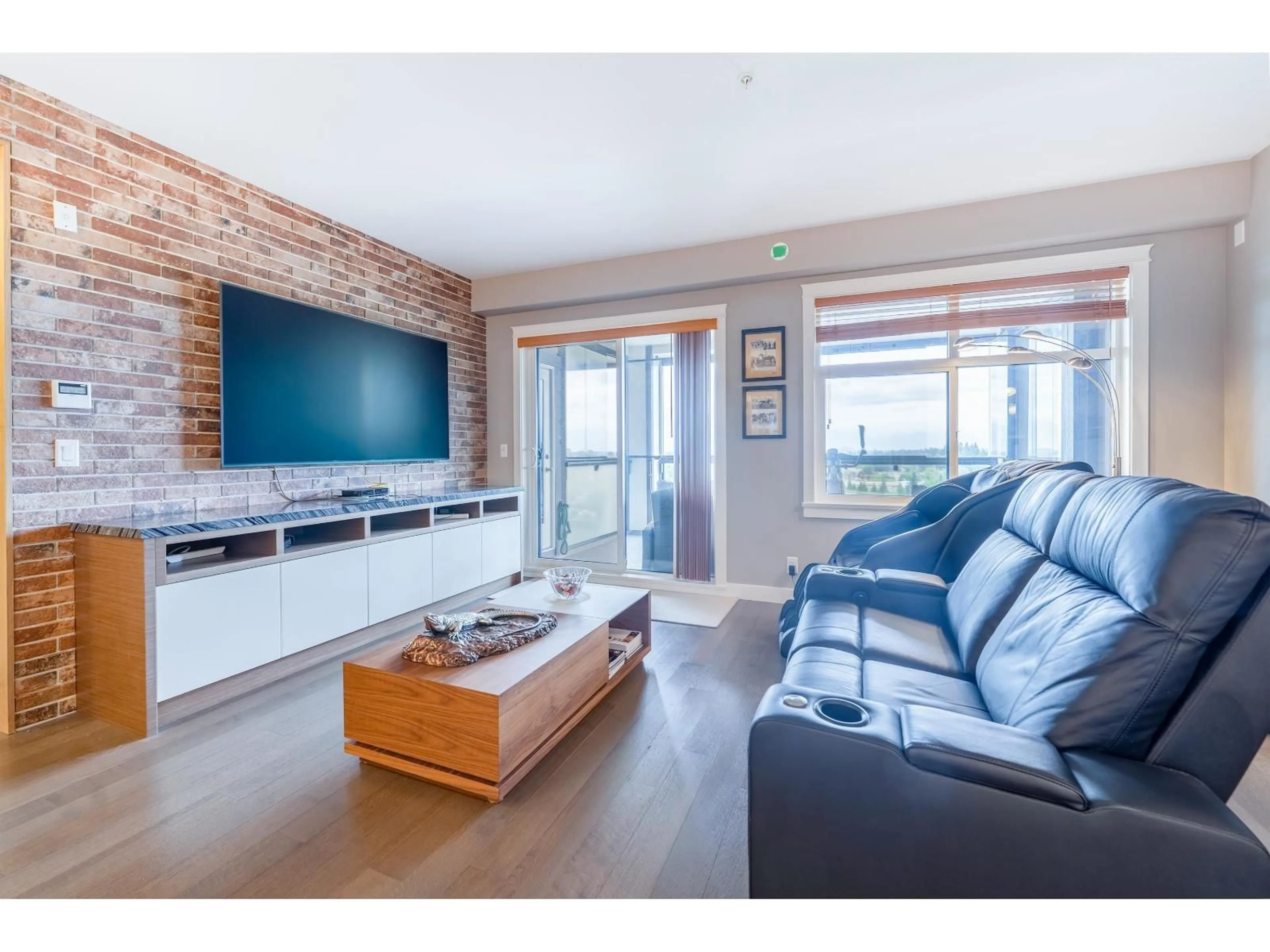 Living room with furniture, wood/laminate floor for 405 - 20290 86, Langley British Columbia V2Y3L6