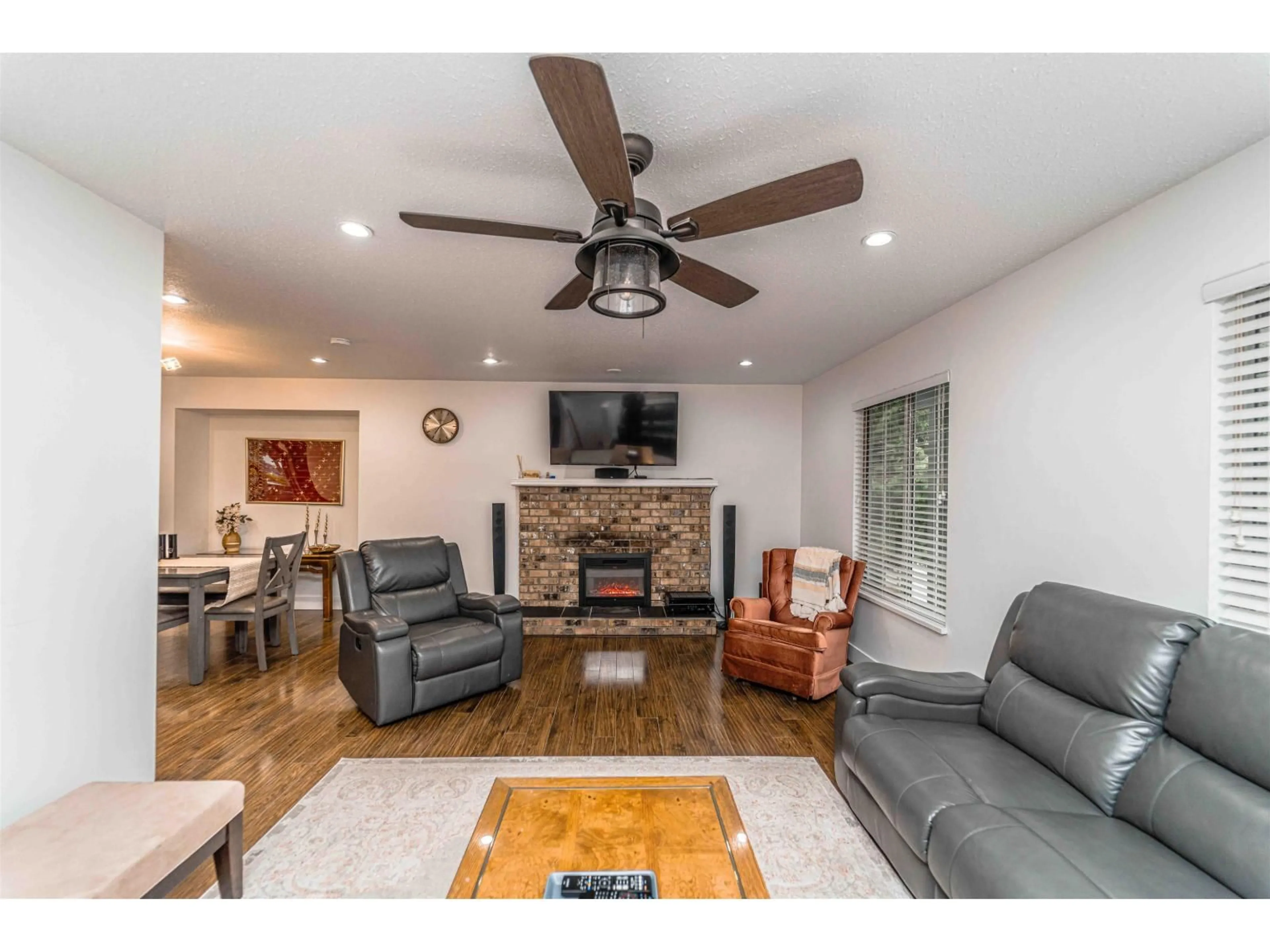 Living room with furniture, wood/laminate floor for 3520 CLEARBROOK, Abbotsford British Columbia V2T5B8