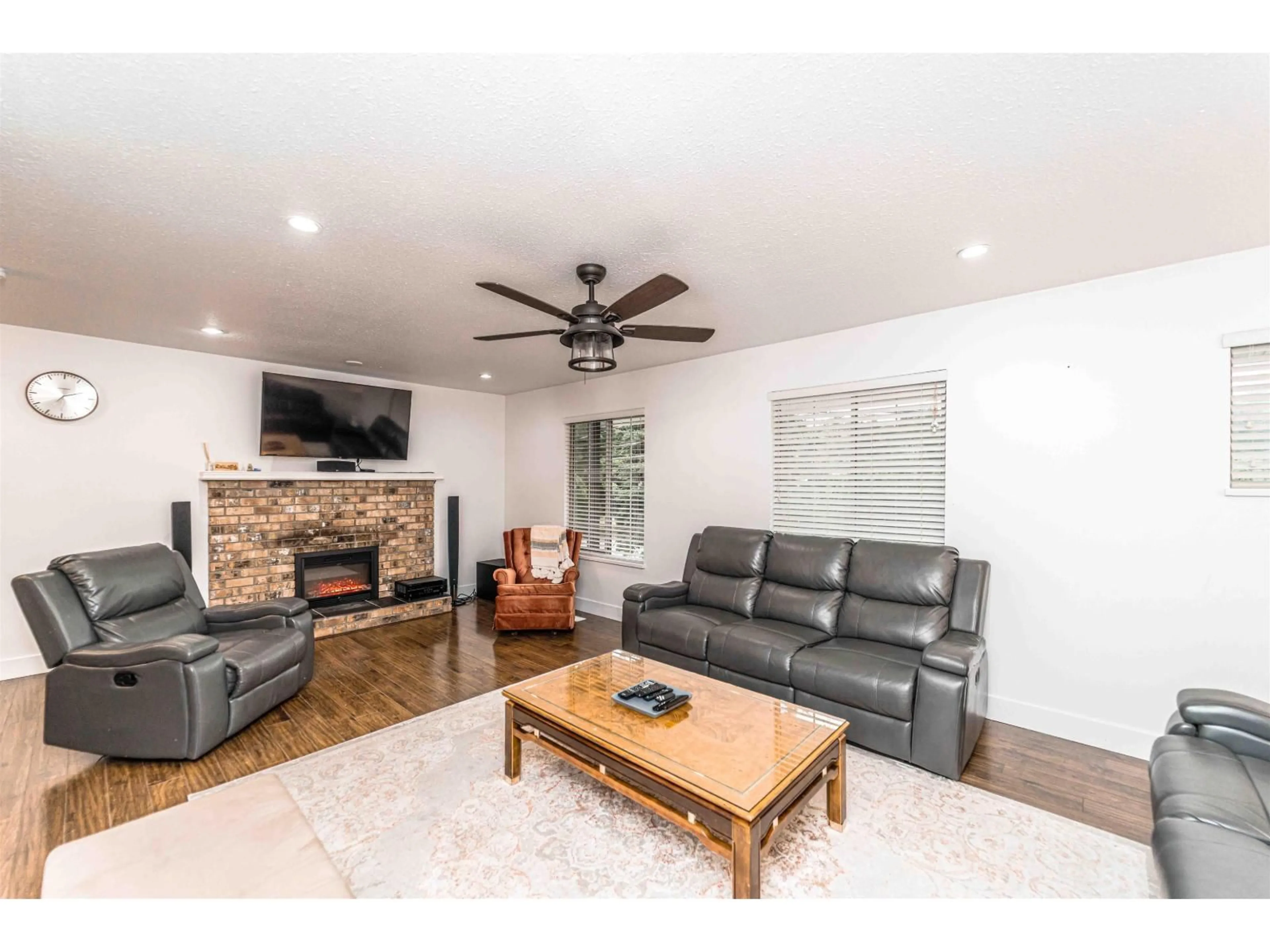 Living room with furniture, wood/laminate floor for 3520 CLEARBROOK, Abbotsford British Columbia V2T5B8