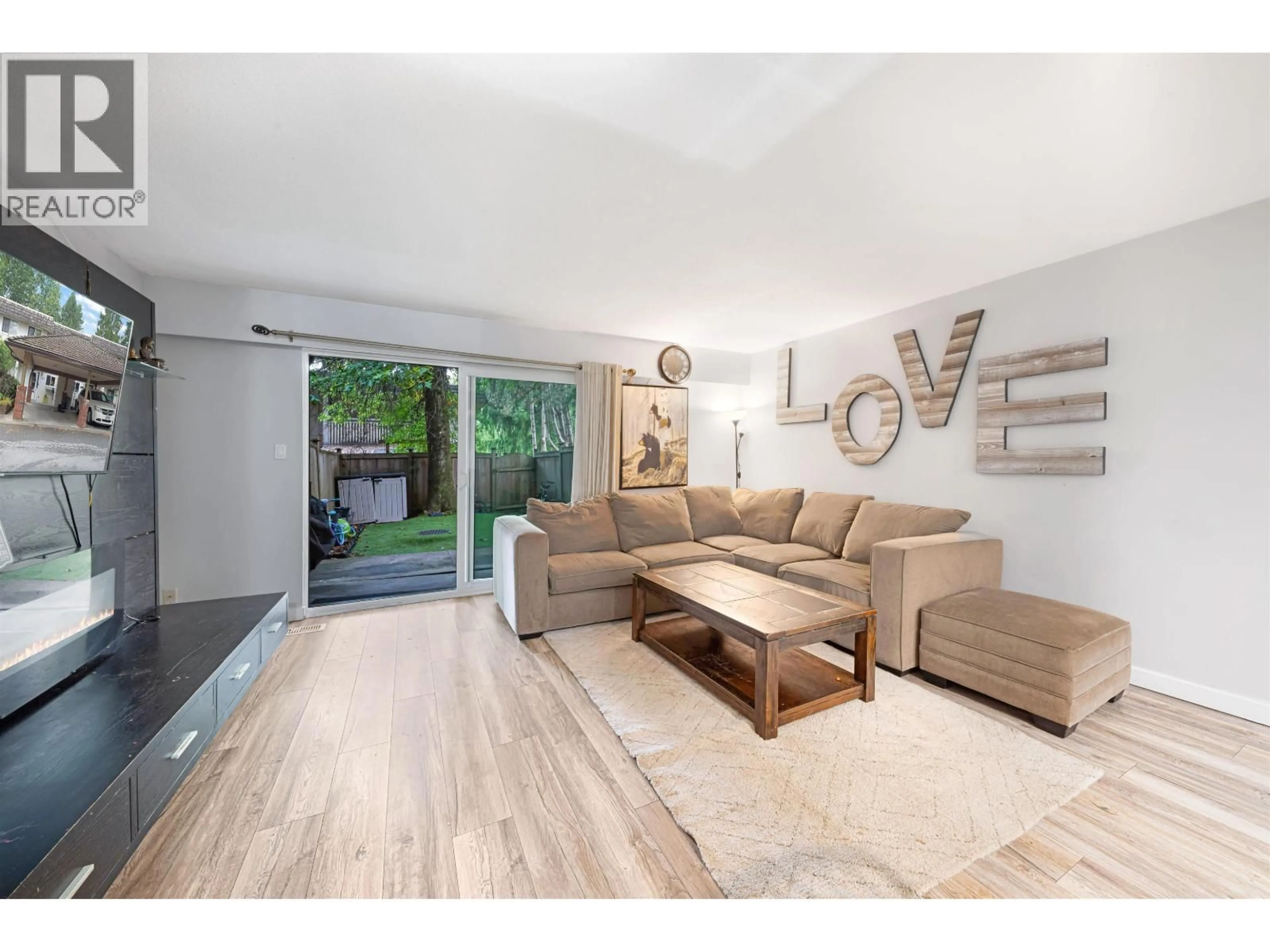 Living room with furniture, wood/laminate floor for 11699 FULTON STREET, Maple Ridge British Columbia V2X6L3