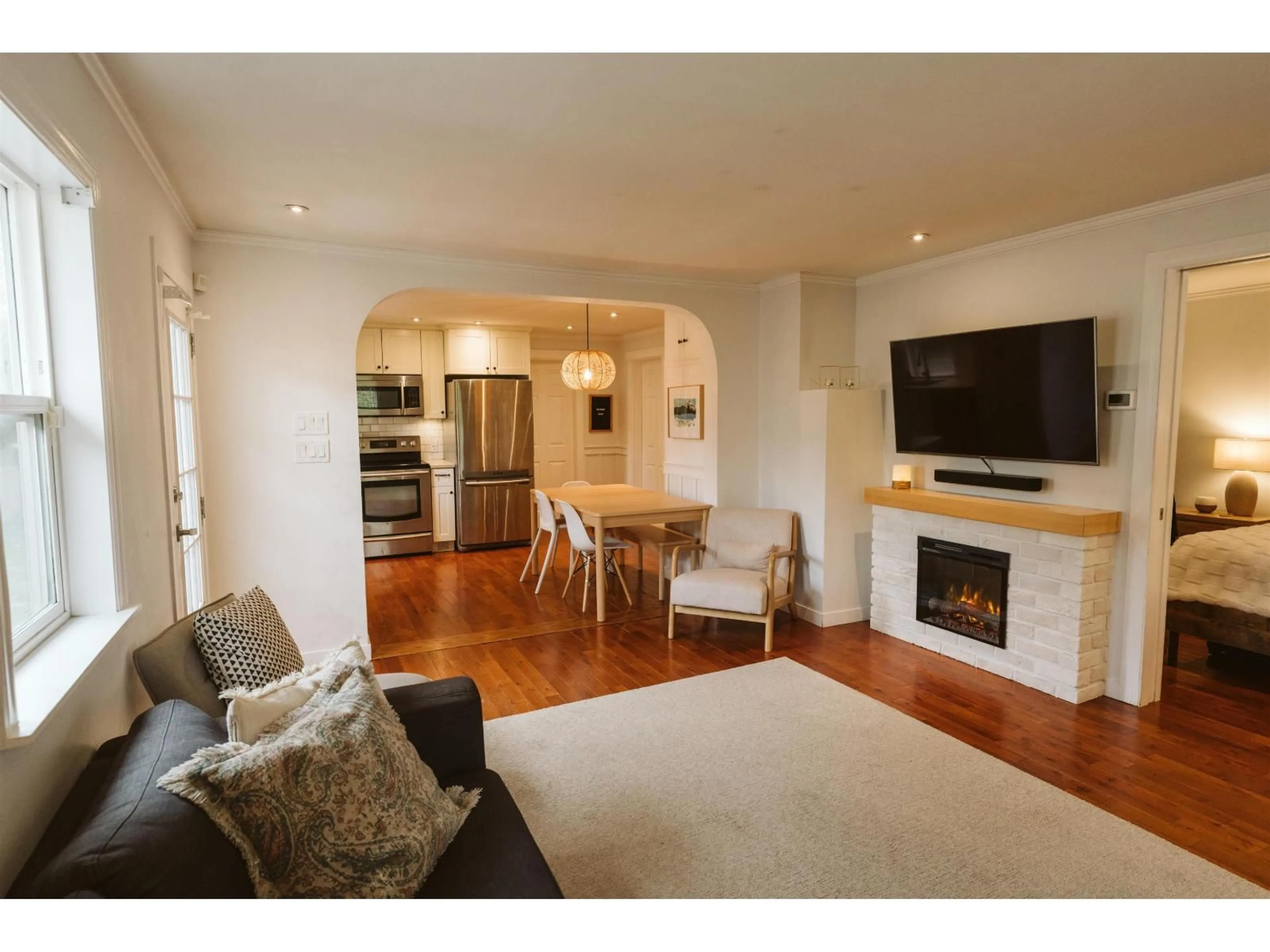 Living room with furniture, wood/laminate floor for 20850 52, Langley British Columbia V3A3T6