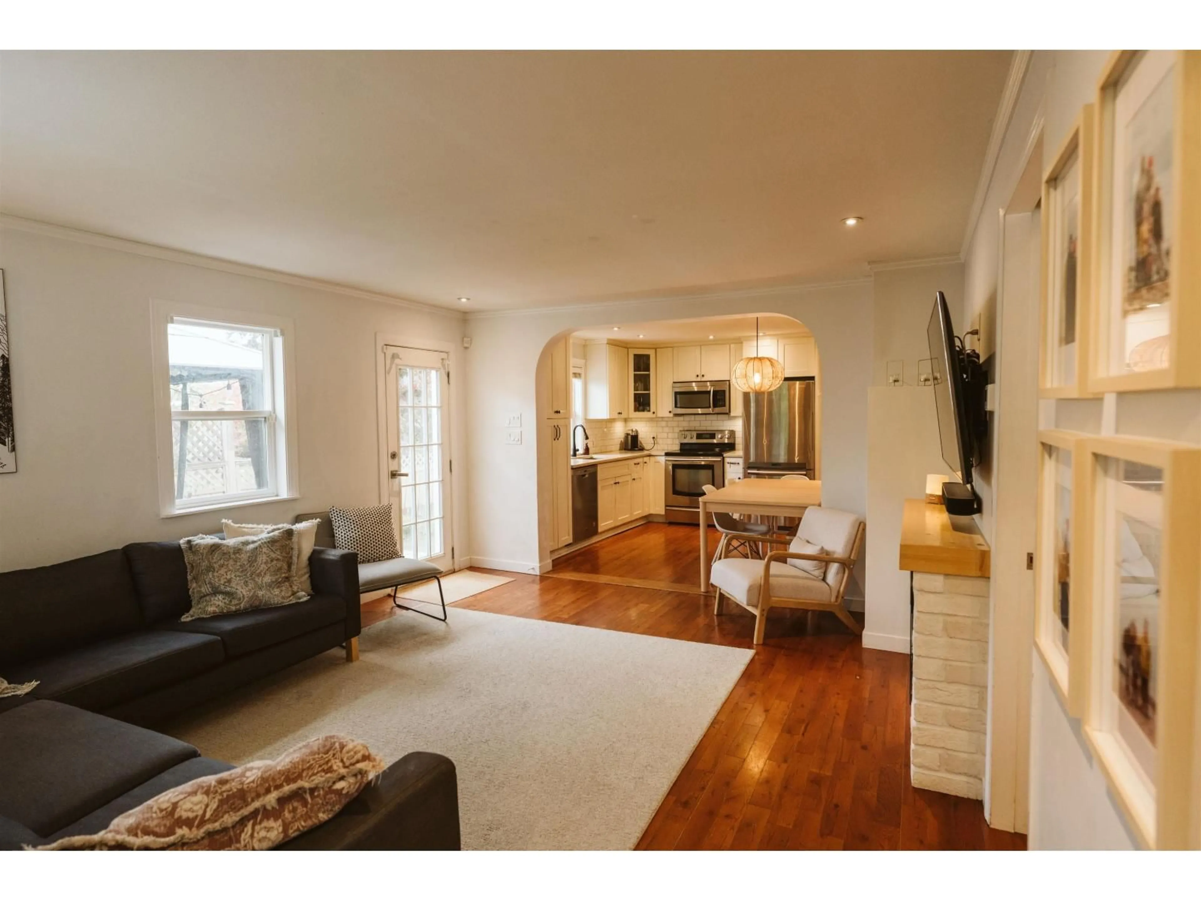 Living room with furniture, wood/laminate floor for 20850 52 AVENUE, Langley British Columbia V3A3T6