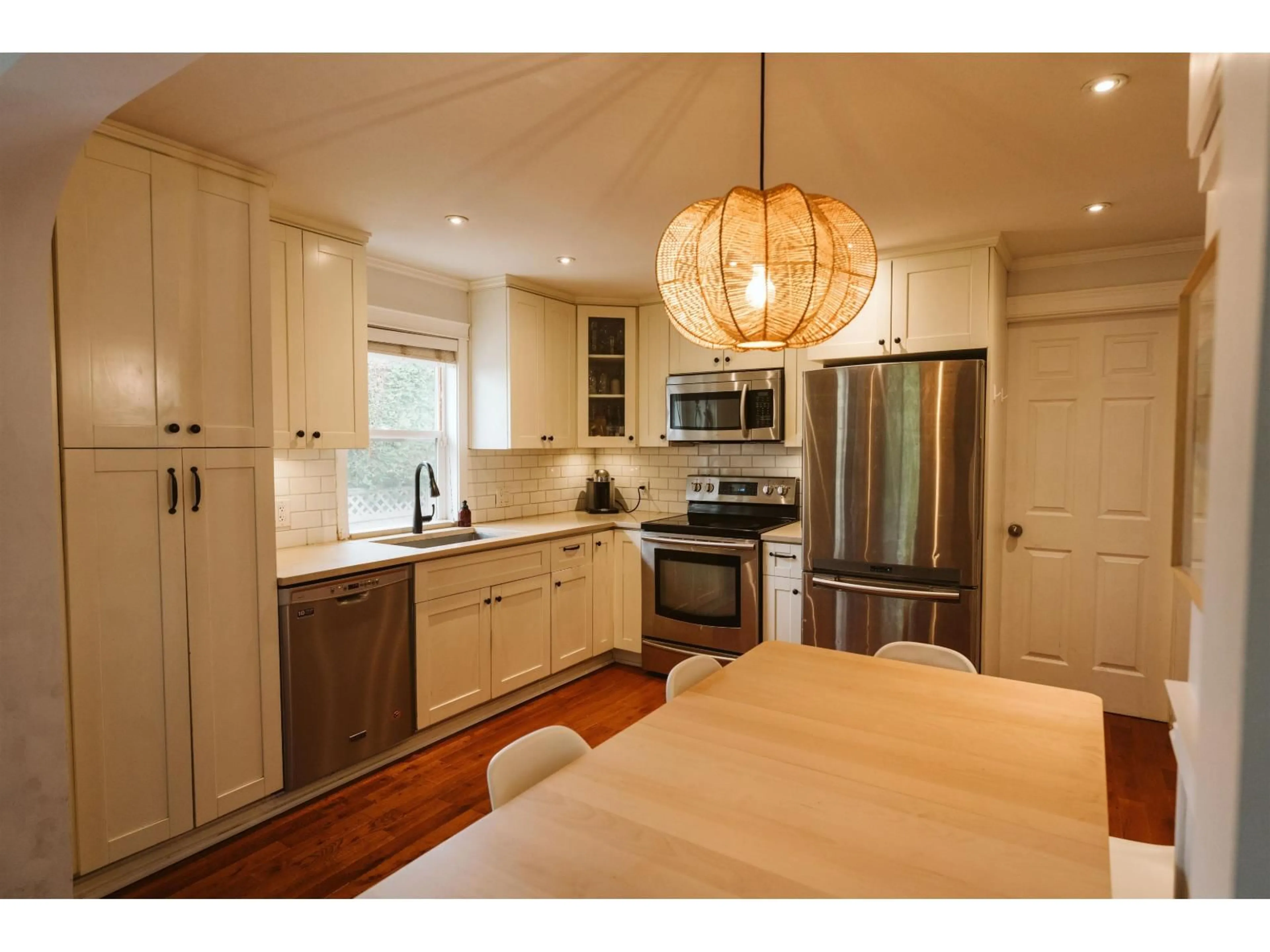 Open concept kitchen, wood/laminate floor for 20850 52, Langley British Columbia V3A3T6