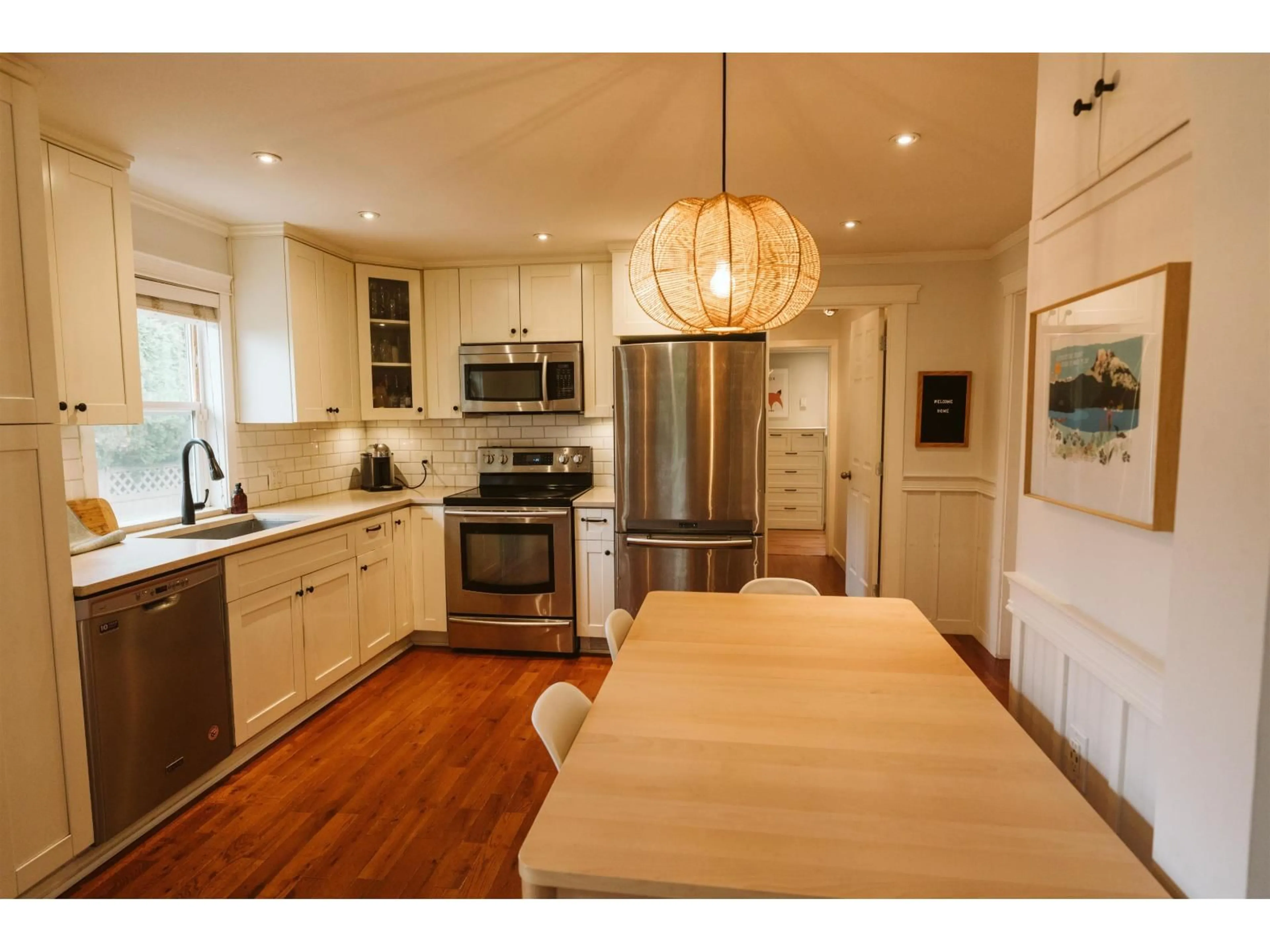 Open concept kitchen, wood/laminate floor for 20850 52, Langley British Columbia V3A3T6