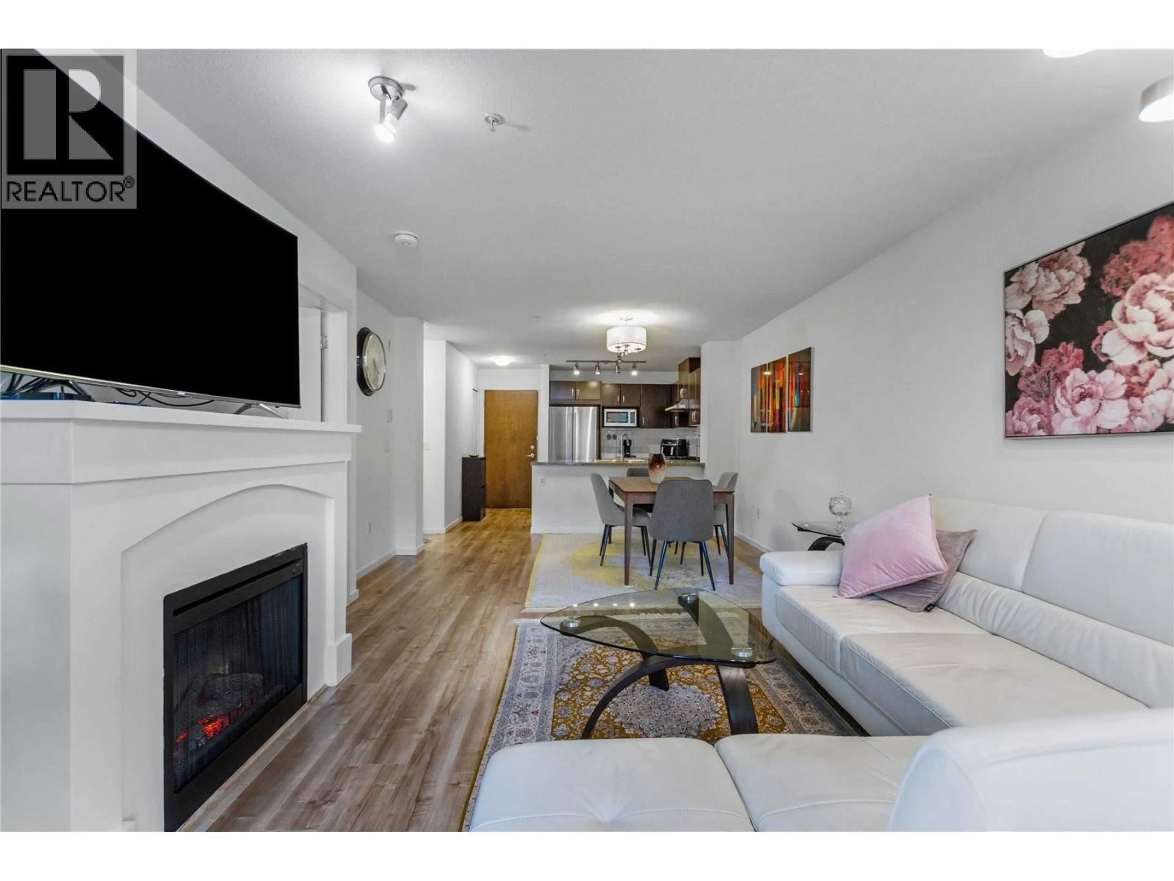 Living room with furniture, wood/laminate floor for 302 - 3132 DAYANEE SPRINGS BOULEVARD, Coquitlam British Columbia V3E0A2