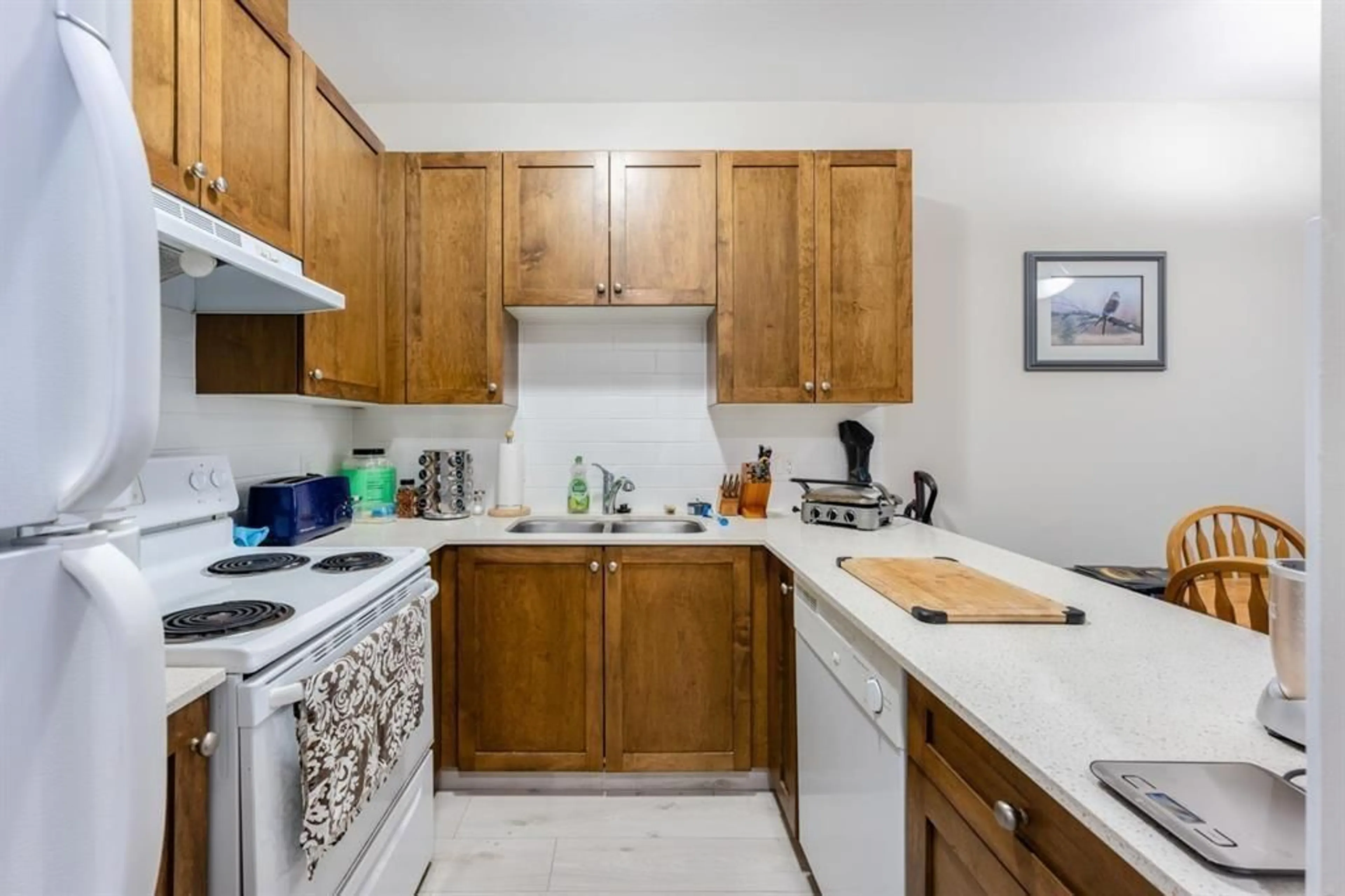 Standard kitchen, unknown for 519 - 13277 108, Surrey British Columbia V3T0A9