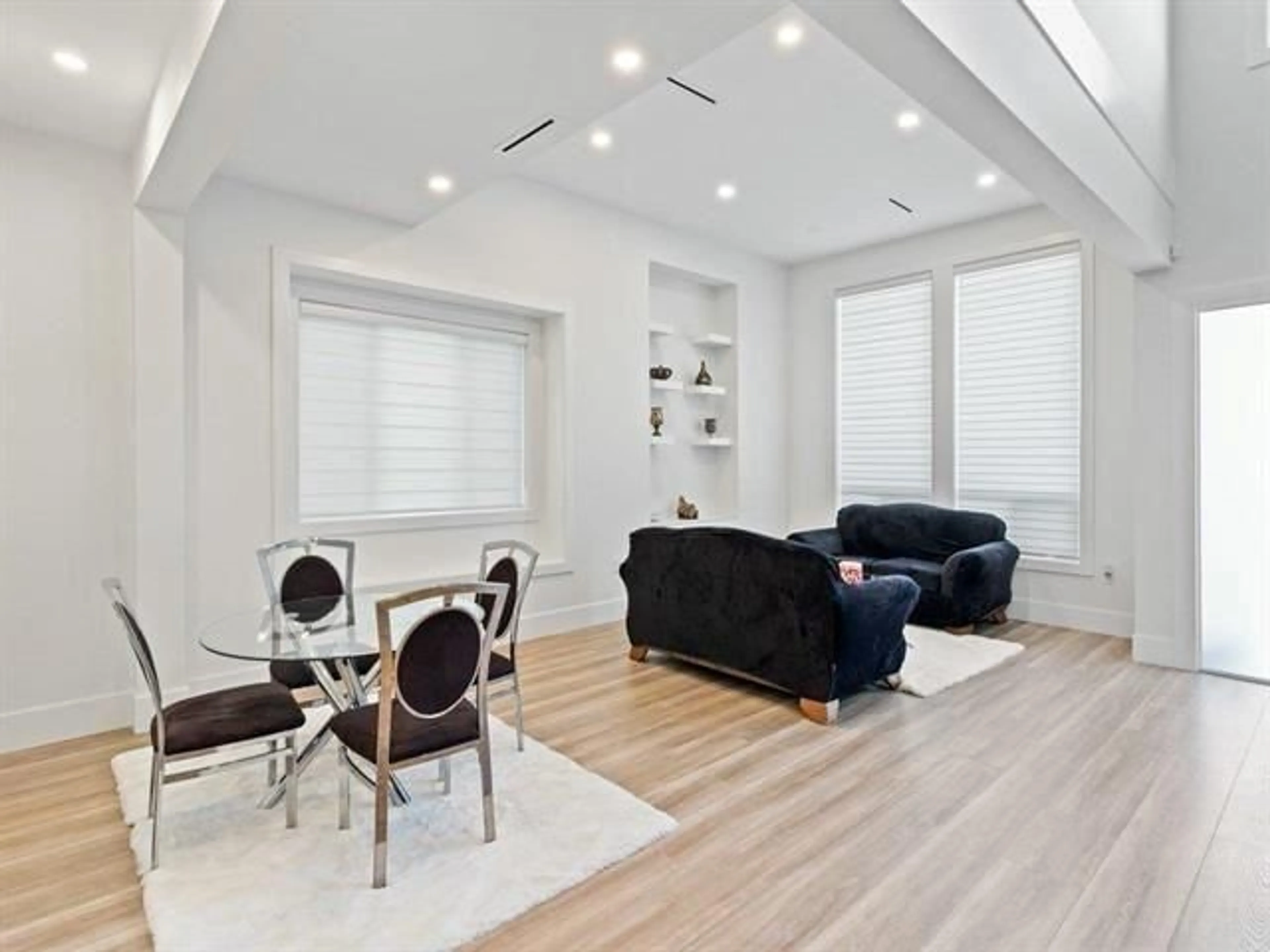 Living room with furniture, wood/laminate floor for 17030 79A, Surrey British Columbia V4N0C6