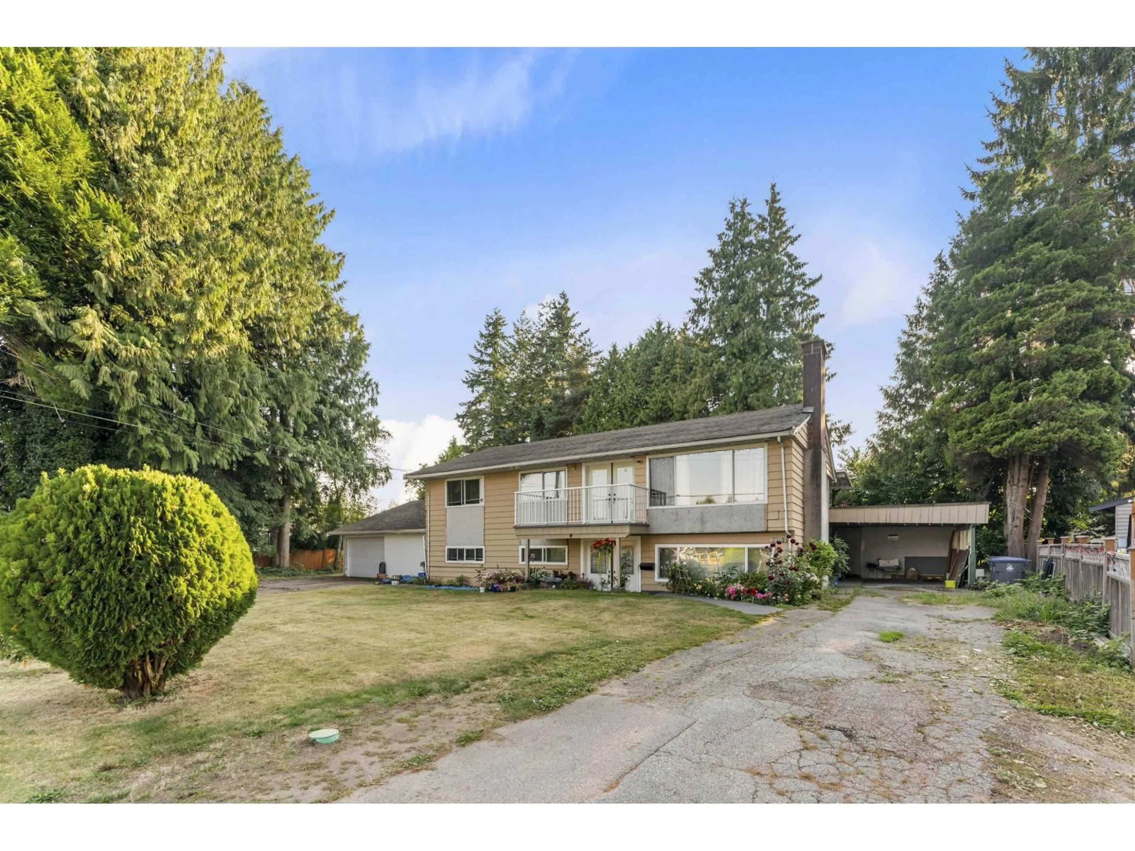 A pic from outside/outdoor area/front of a property/back of a property/a pic from drone, street for 9761 124A, Surrey British Columbia V3V4W2