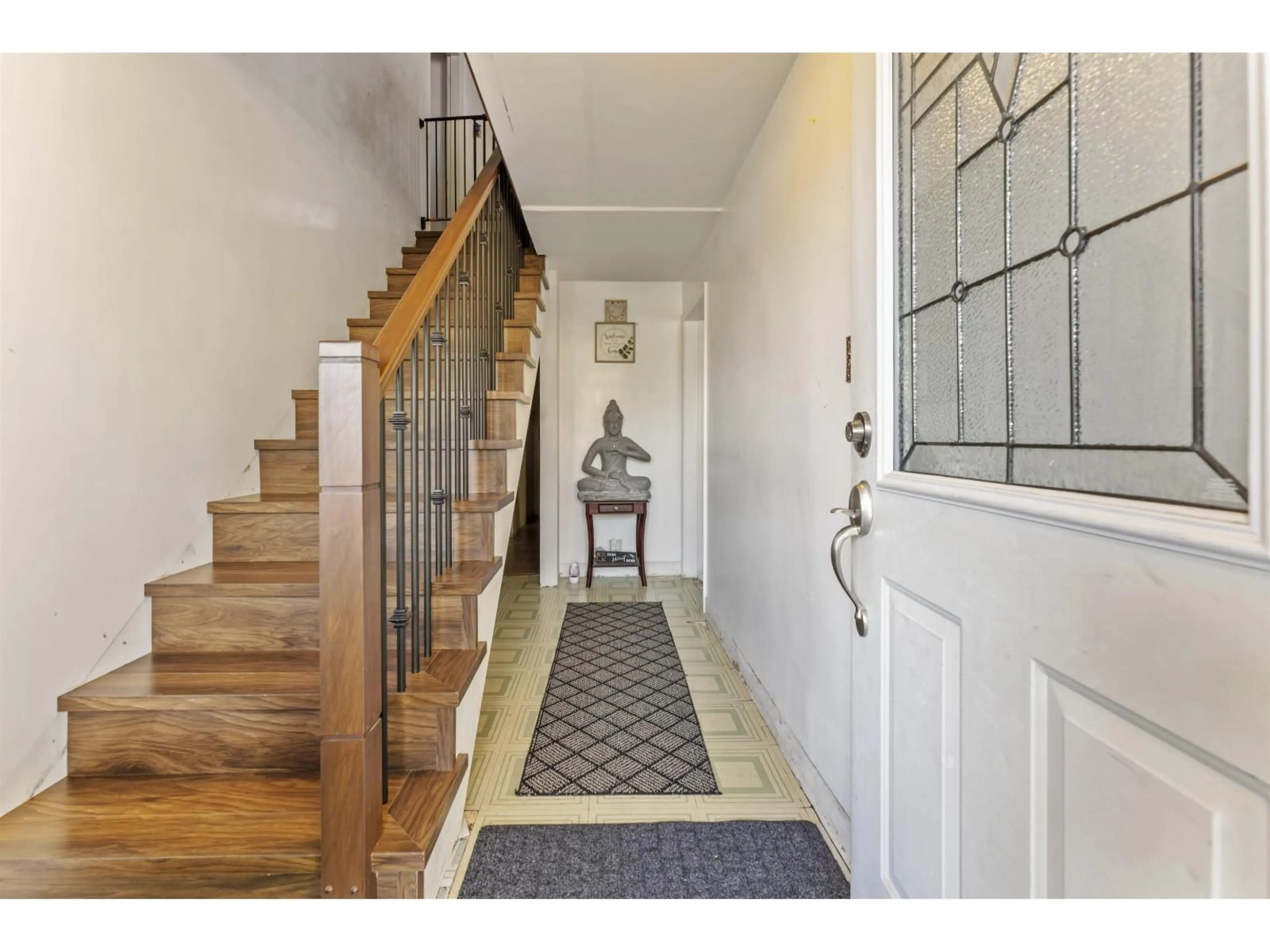 Indoor entryway for 9761 124A, Surrey British Columbia V3V4W2