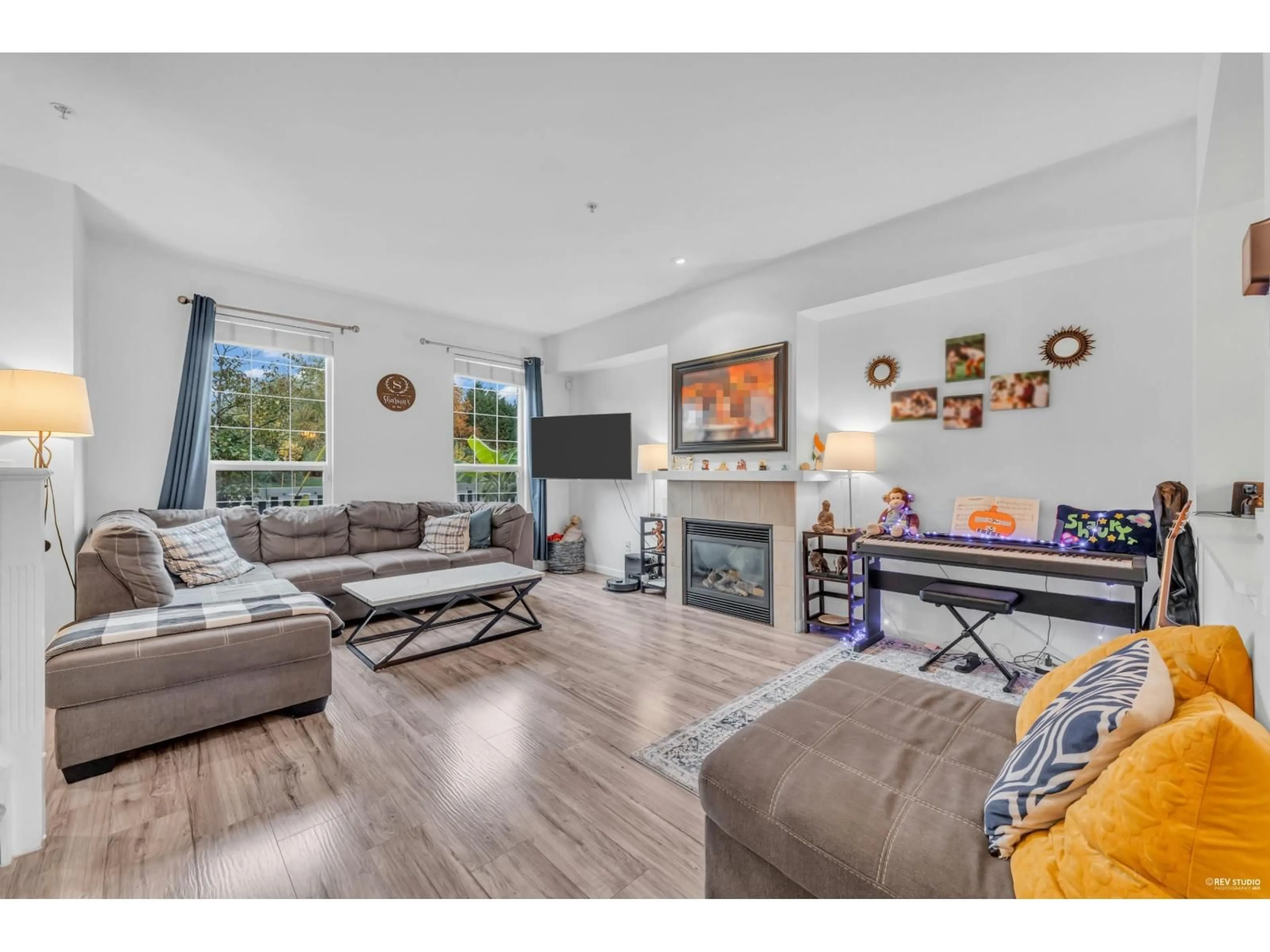 Living room with furniture, unknown for 6956 208, Langley British Columbia V2Y0G1