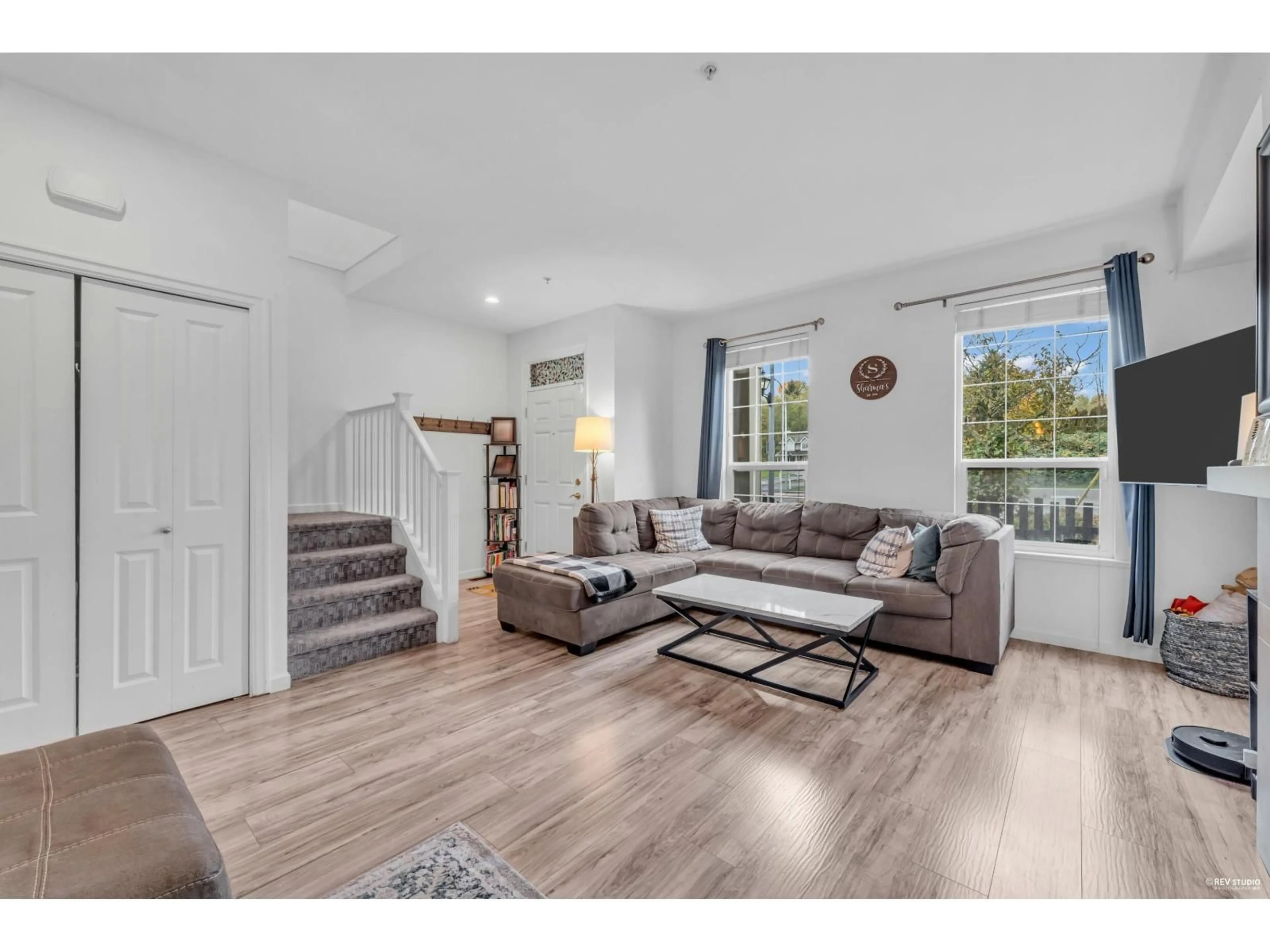 Living room with furniture, wood/laminate floor for 6956 208, Langley British Columbia V2Y0G1