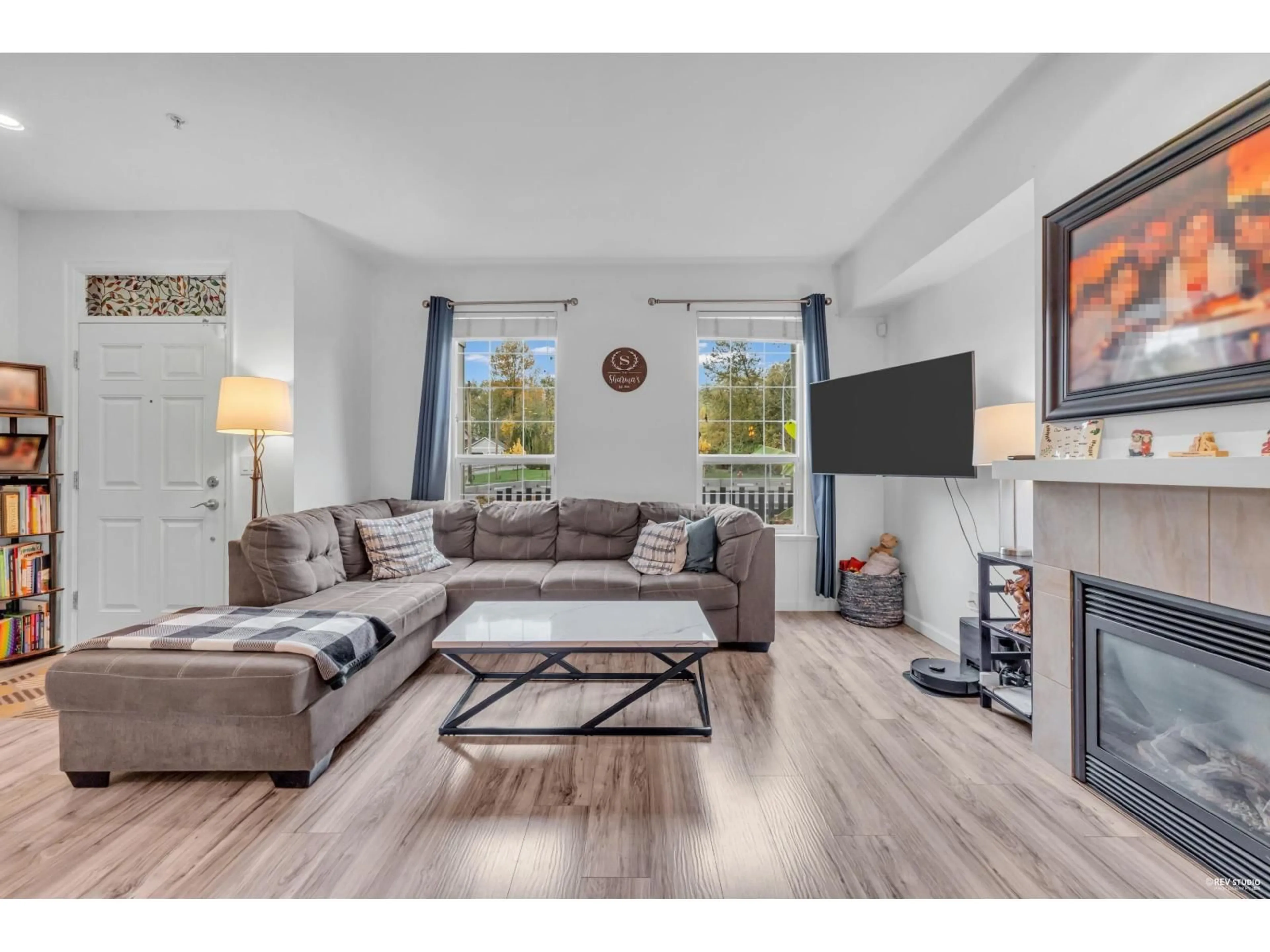 Living room with furniture, wood/laminate floor for 6956 208, Langley British Columbia V2Y0G1