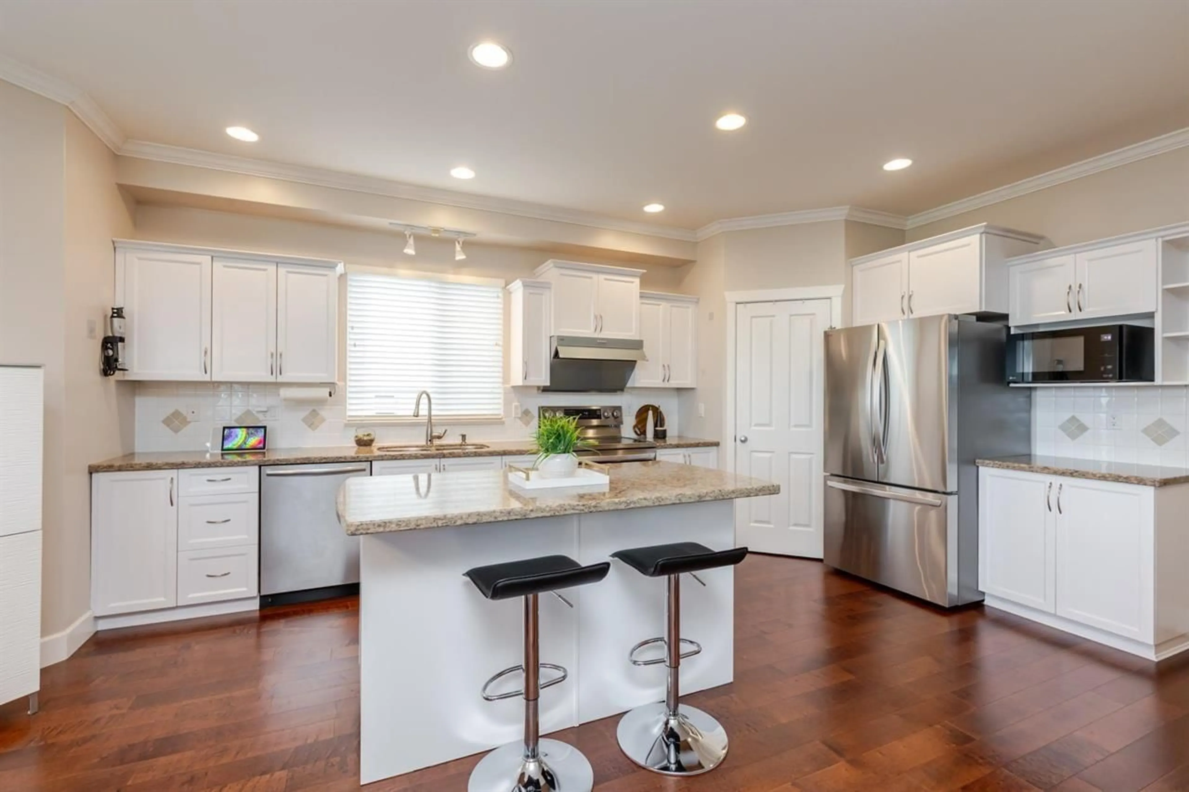 Open concept kitchen, unknown for 20216 70A, Langley British Columbia V2Y2Y6